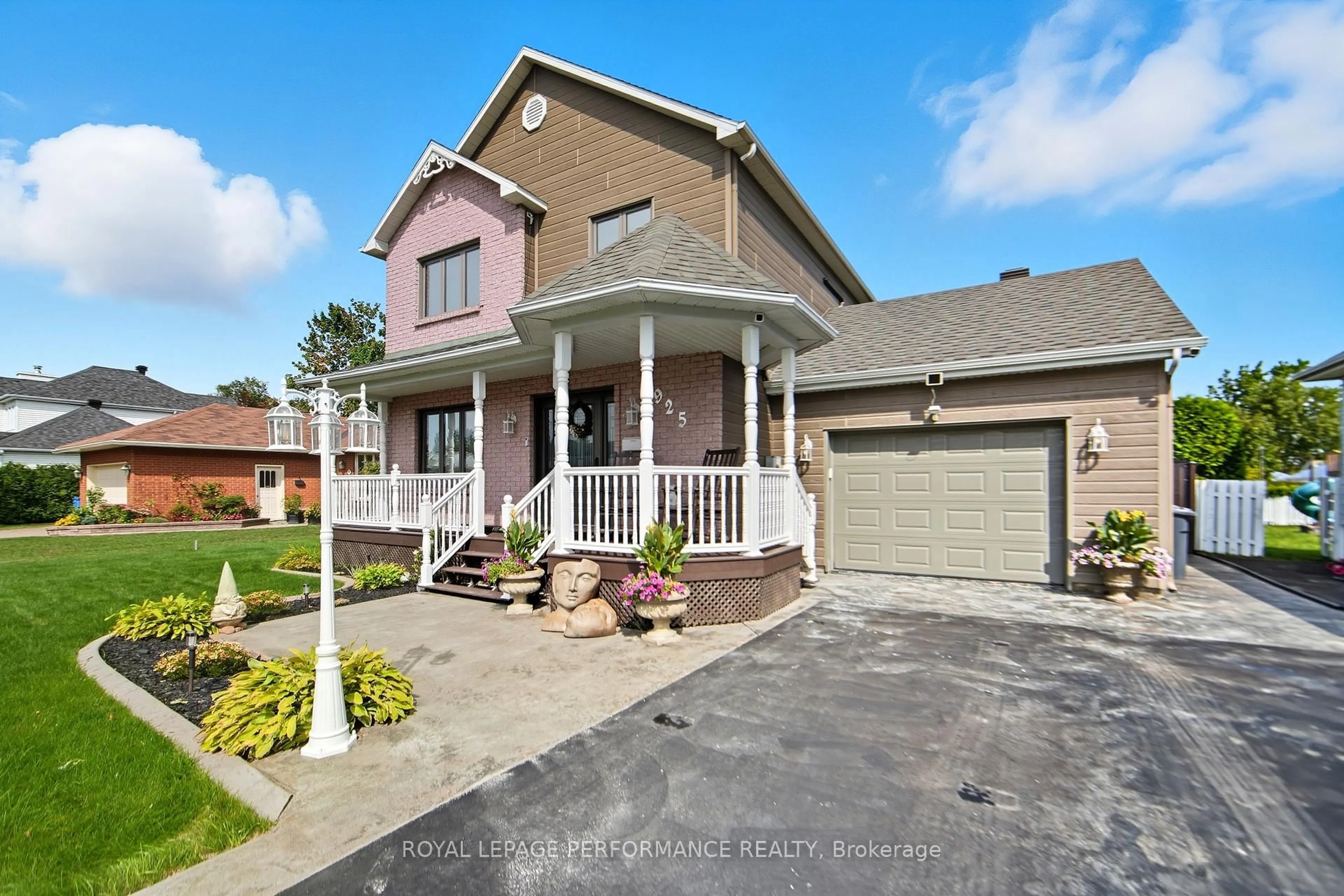Home with brick exterior material, street for 925 Royal Ave, Hawkesbury Ontario K6A 3K2