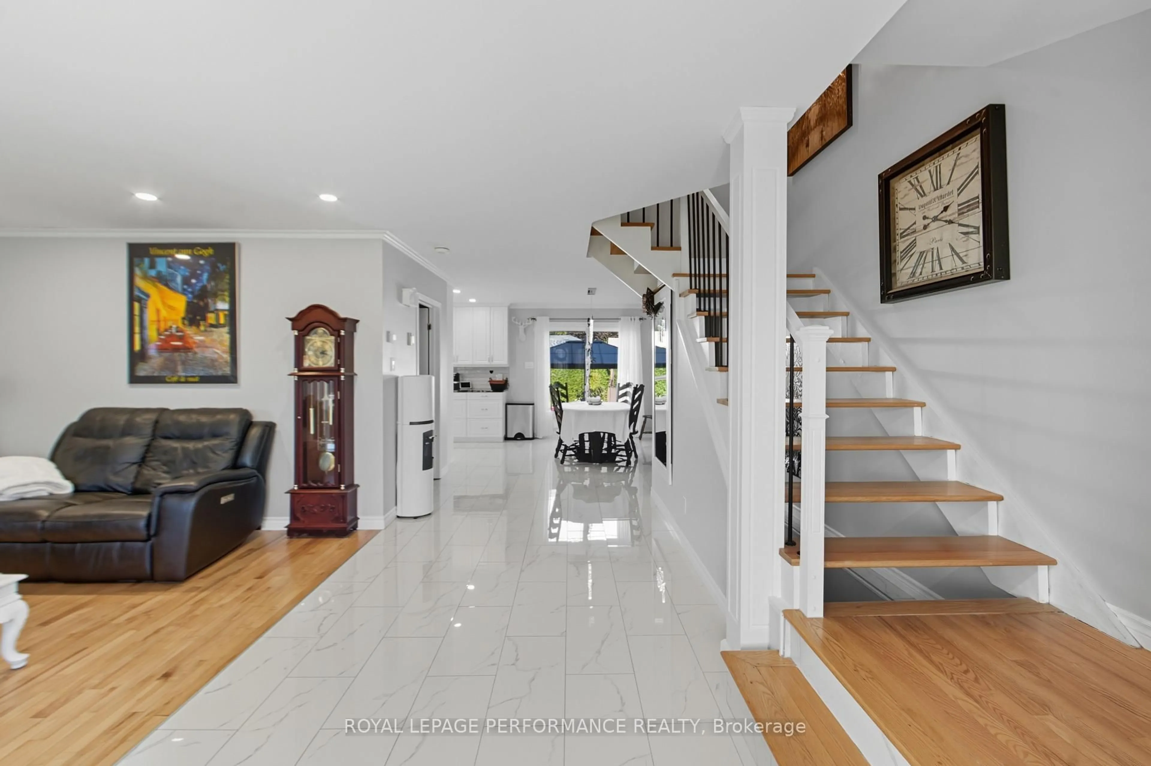 Indoor foyer for 925 Royal Ave, Hawkesbury Ontario K6A 3K2