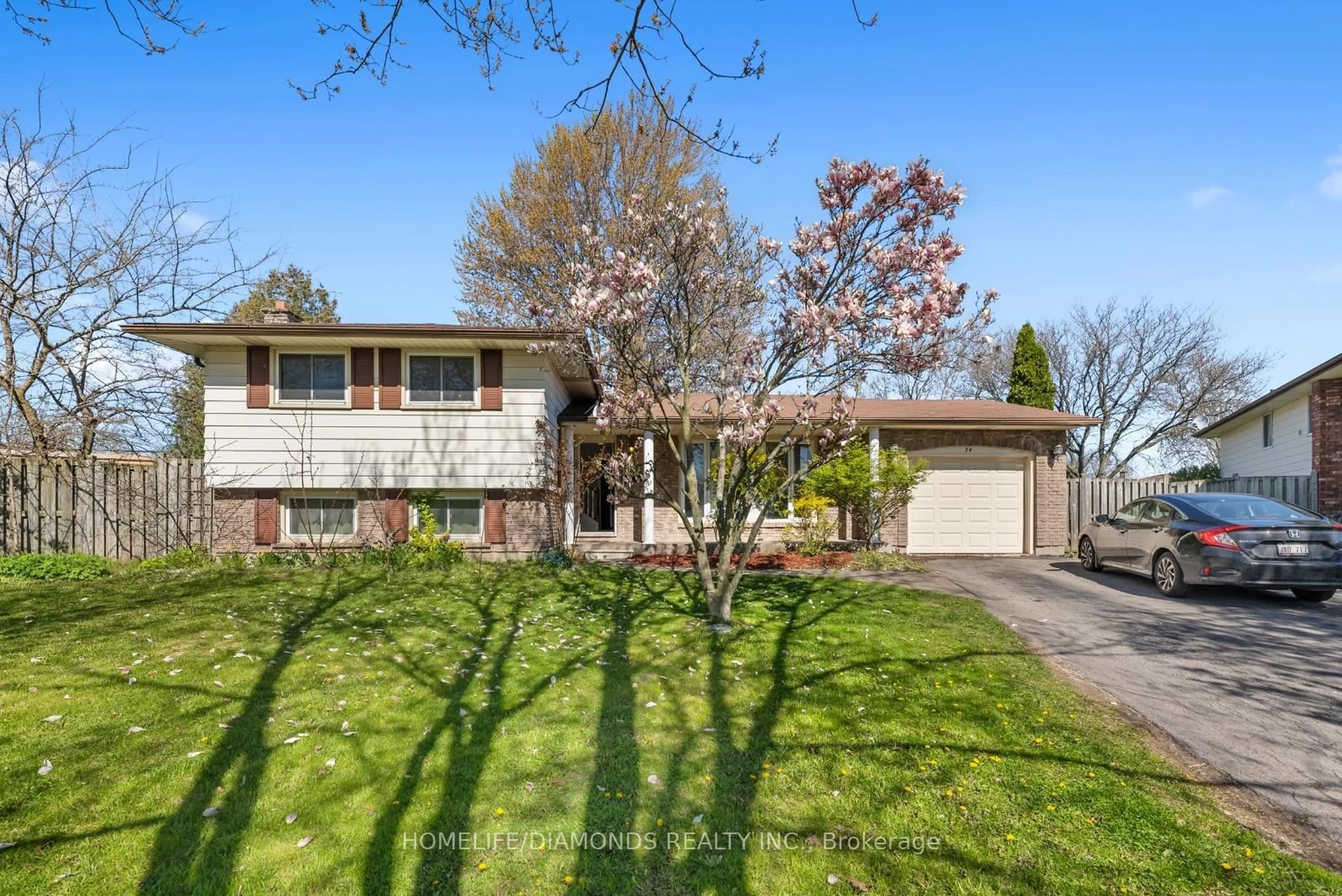 A pic from outside/outdoor area/front of a property/back of a property/a pic from drone, street for 74 Macoomb Dr, Welland Ontario L3C 5T9