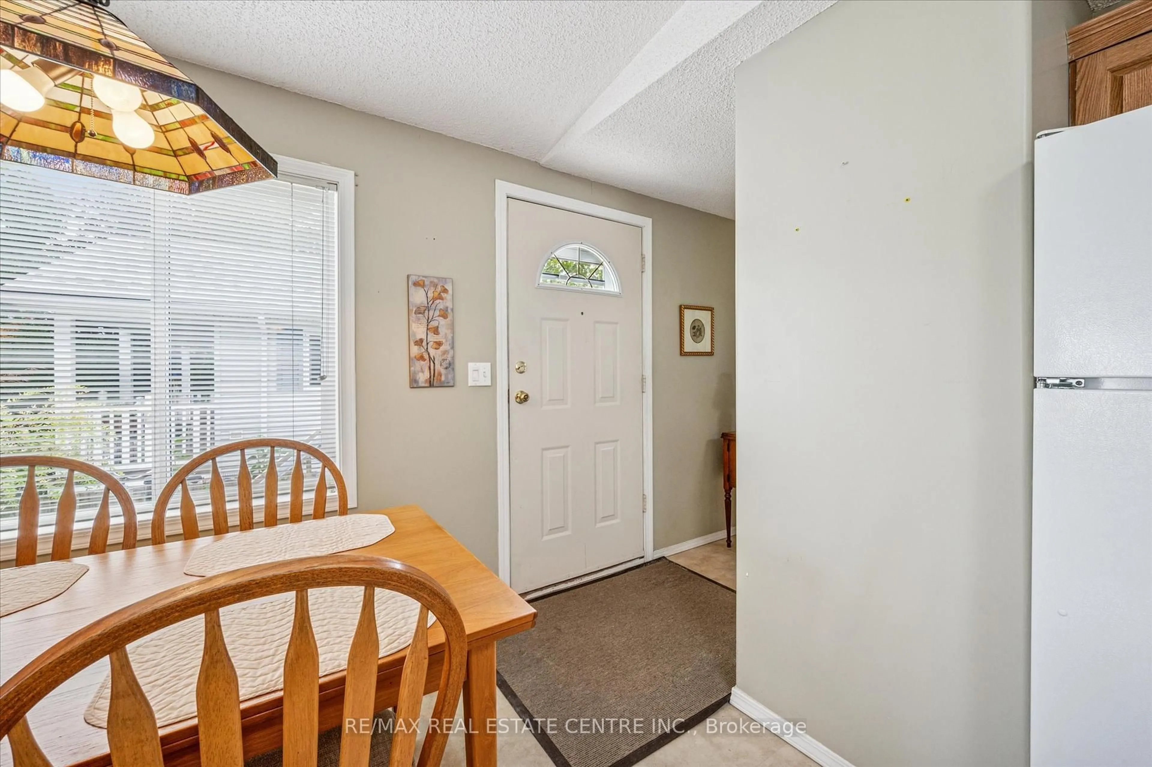 Indoor entryway for 72 Ash PVT Ave, Puslinch Ontario N0B 2J0