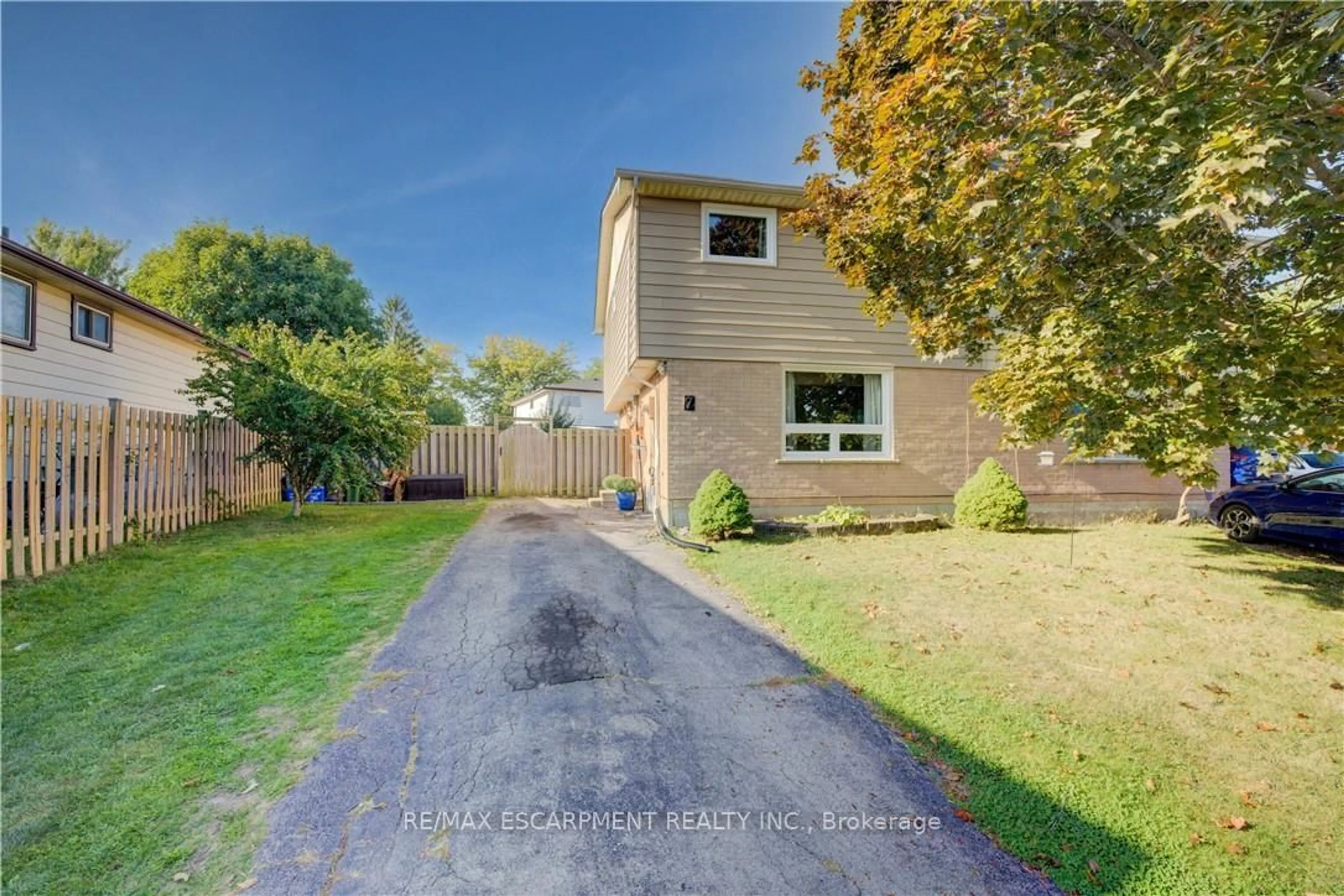A pic from outside/outdoor area/front of a property/back of a property/a pic from drone, street for 7 Fuller Crt, Hamilton Ontario L8J 1H3