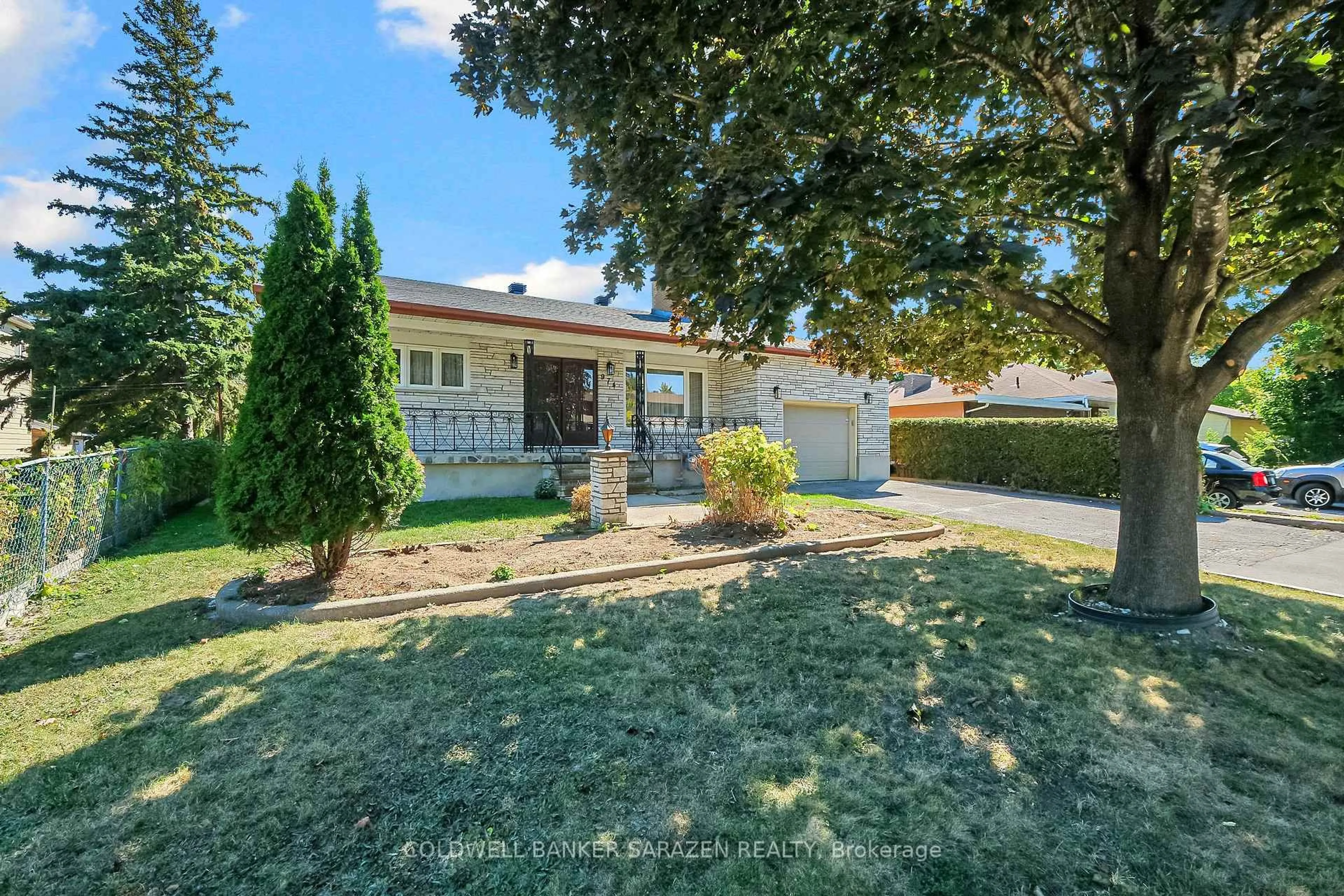 A pic from outside/outdoor area/front of a property/back of a property/a pic from drone, street for 974 Greenbriar Ave, Ottawa Ontario K2C 0J7