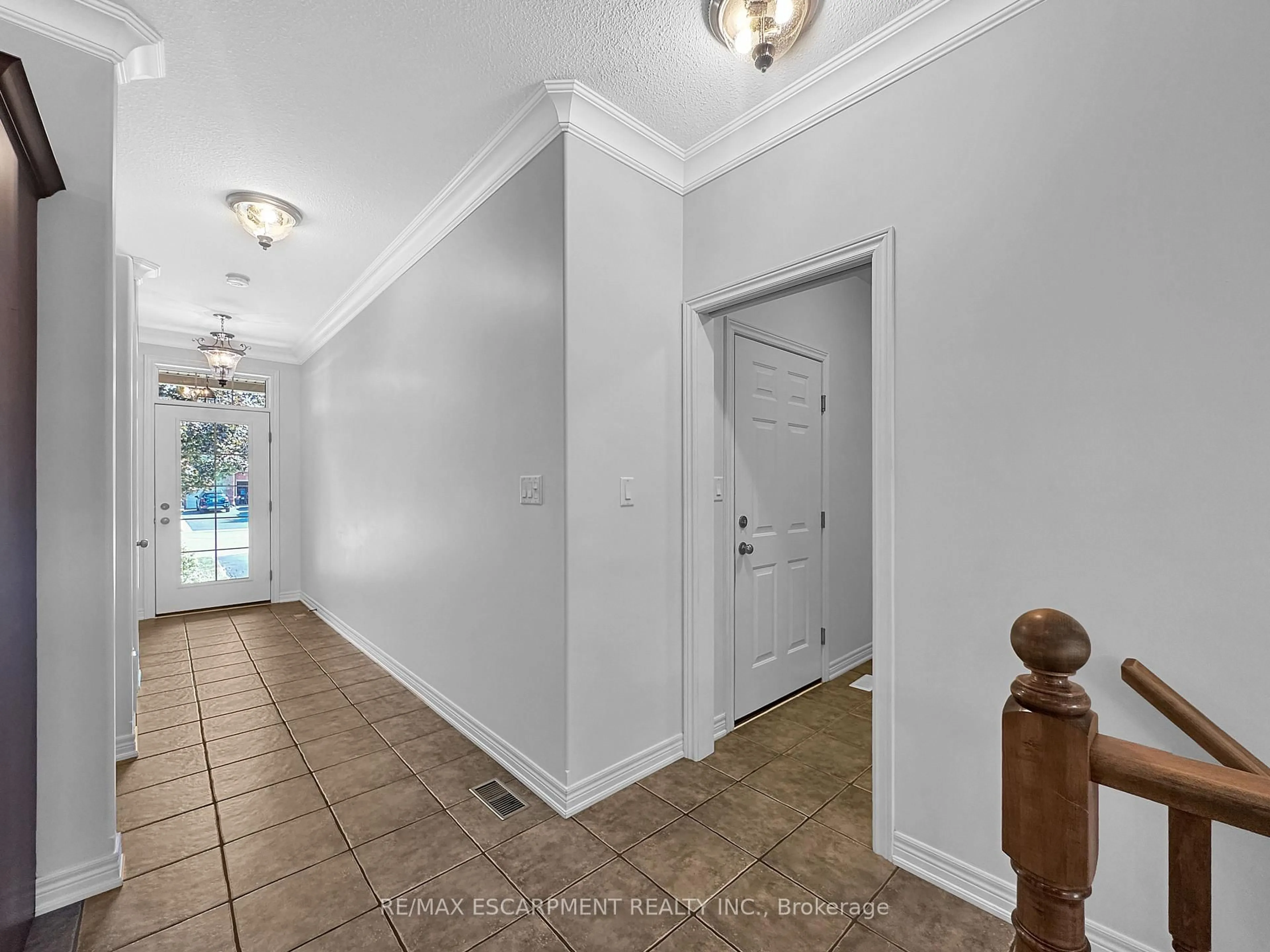 Indoor entryway for 15 Iron Bridge Crt, Haldimand Ontario N3W 0A4