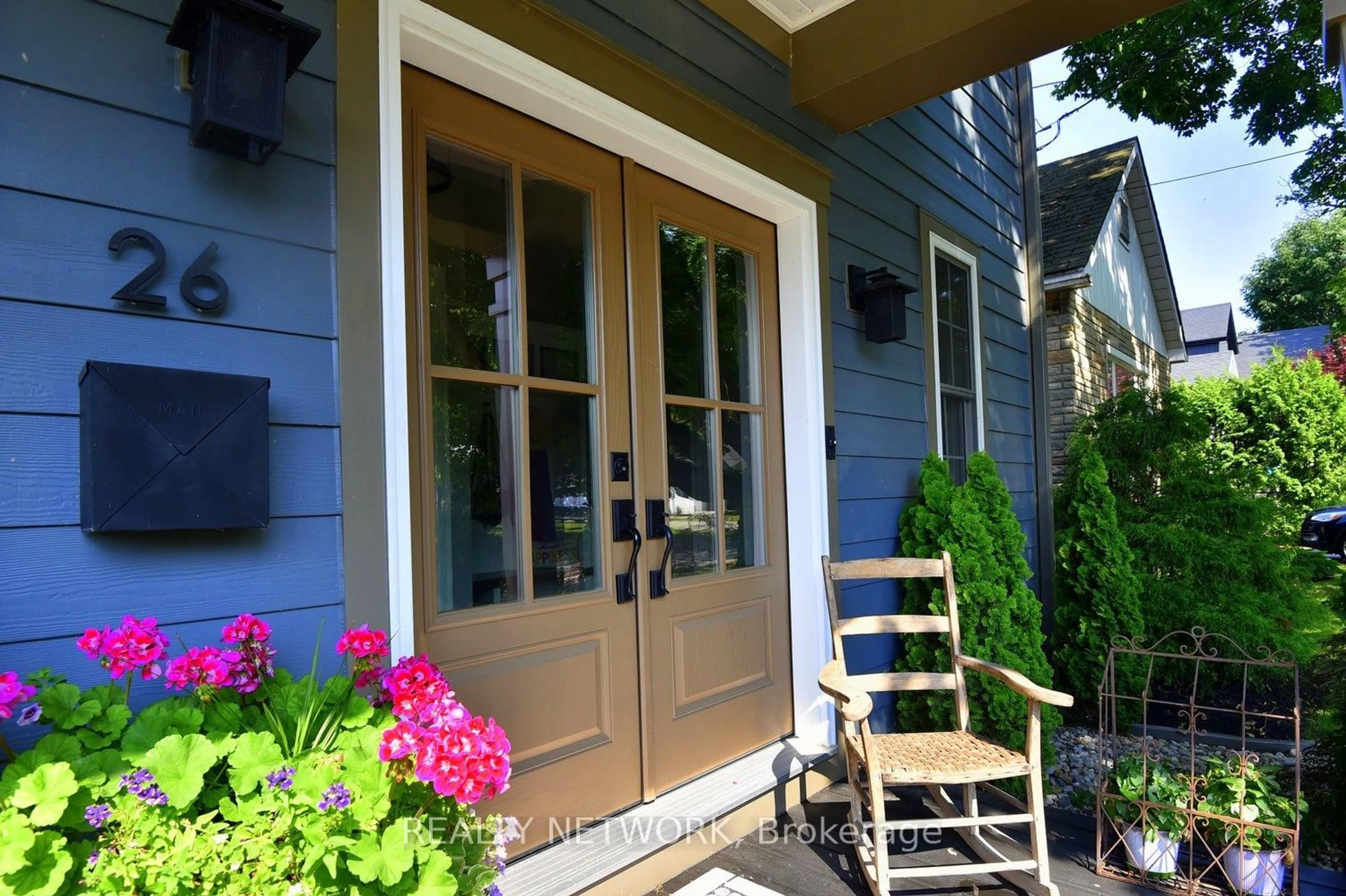 Indoor entryway for 26 Corbett Ave, St. Catharines Ontario L2N 5M7