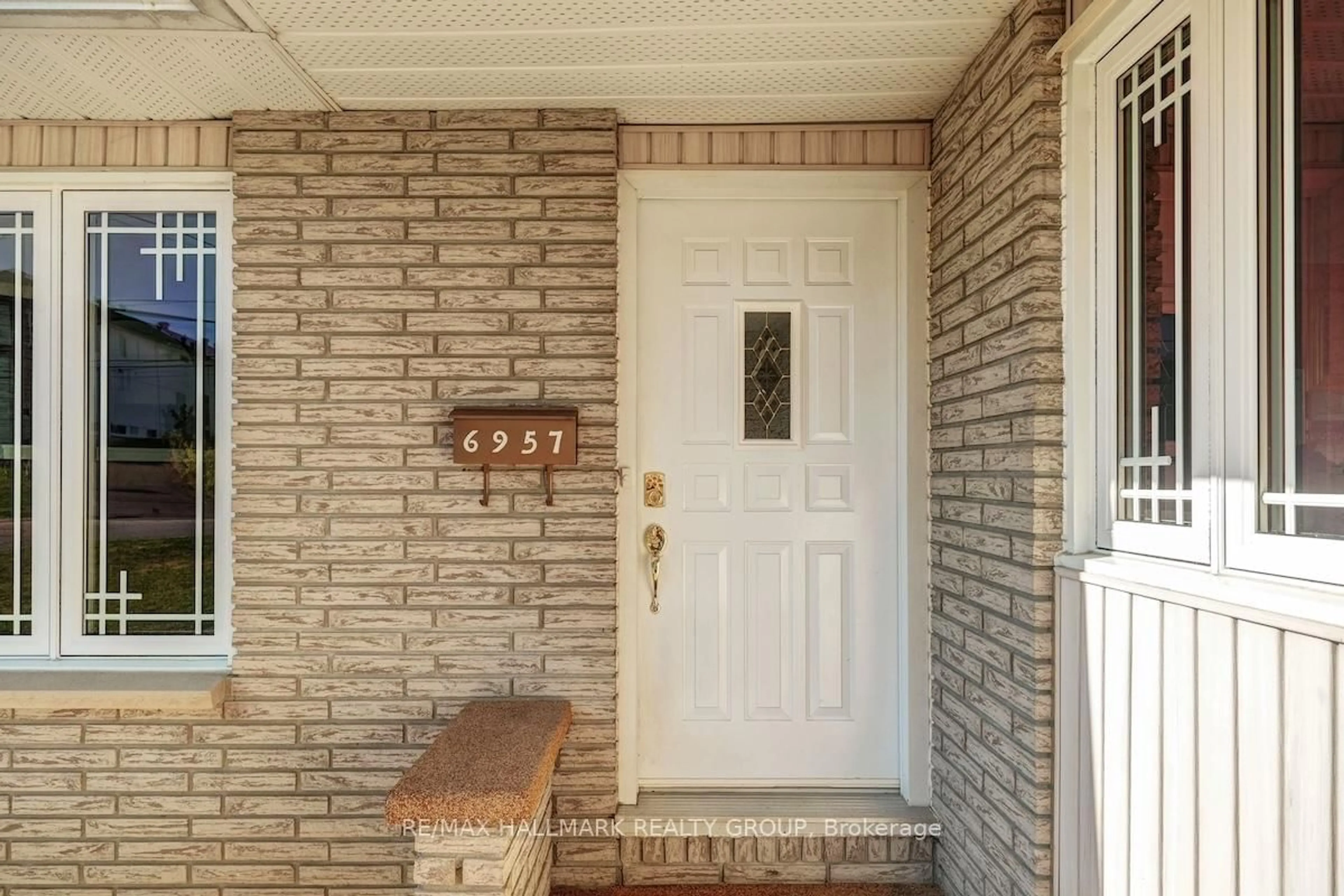 Indoor entryway for 6957 Notre Dame St, Ottawa Ontario K1C 1H8