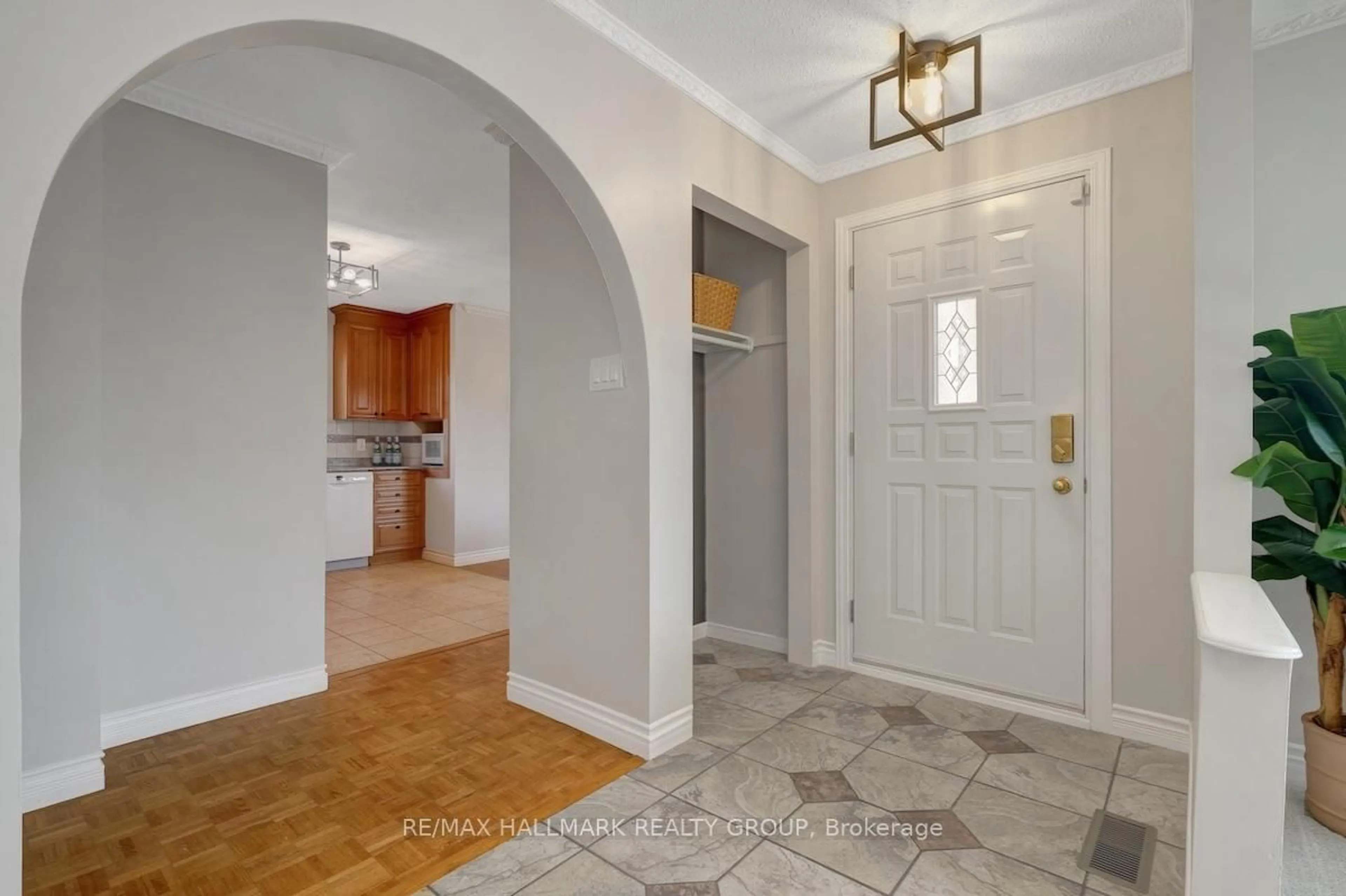 Indoor entryway for 6957 Notre Dame St, Ottawa Ontario K1C 1H8