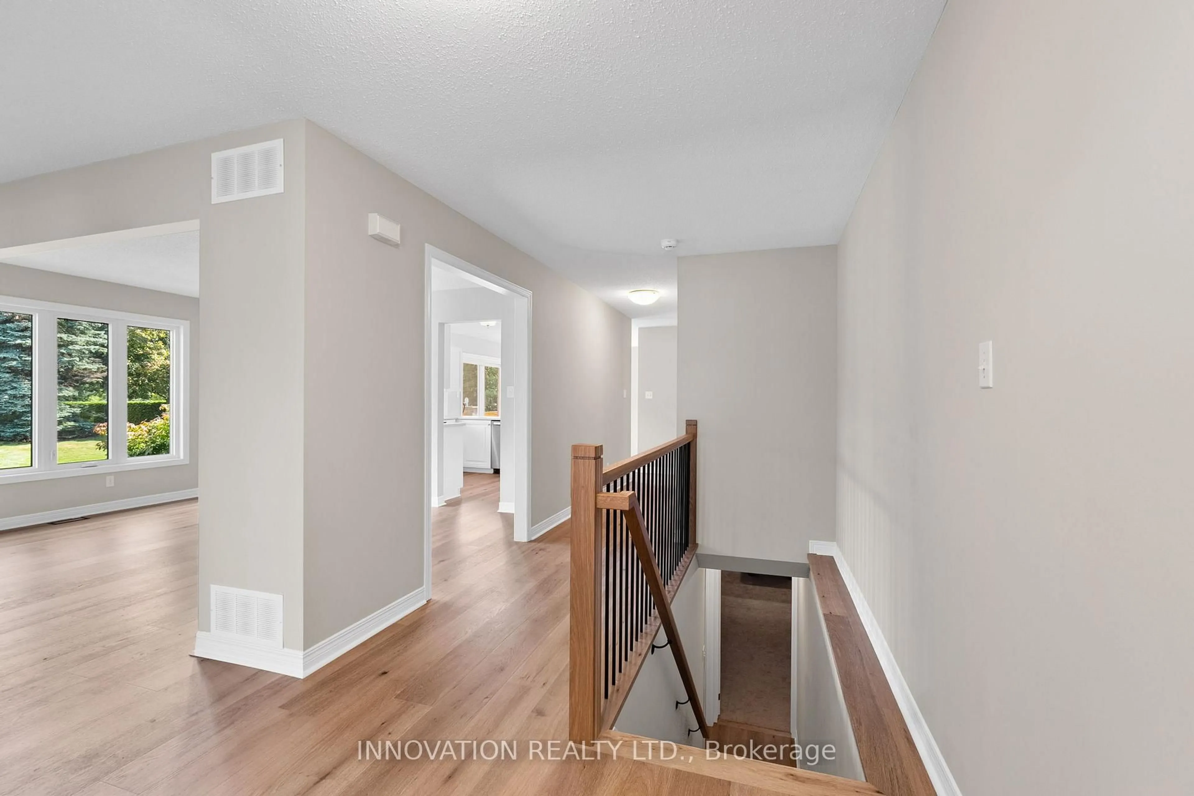 Indoor entryway for 23 Havenwood Tr, Ottawa Ontario K2S 1C9