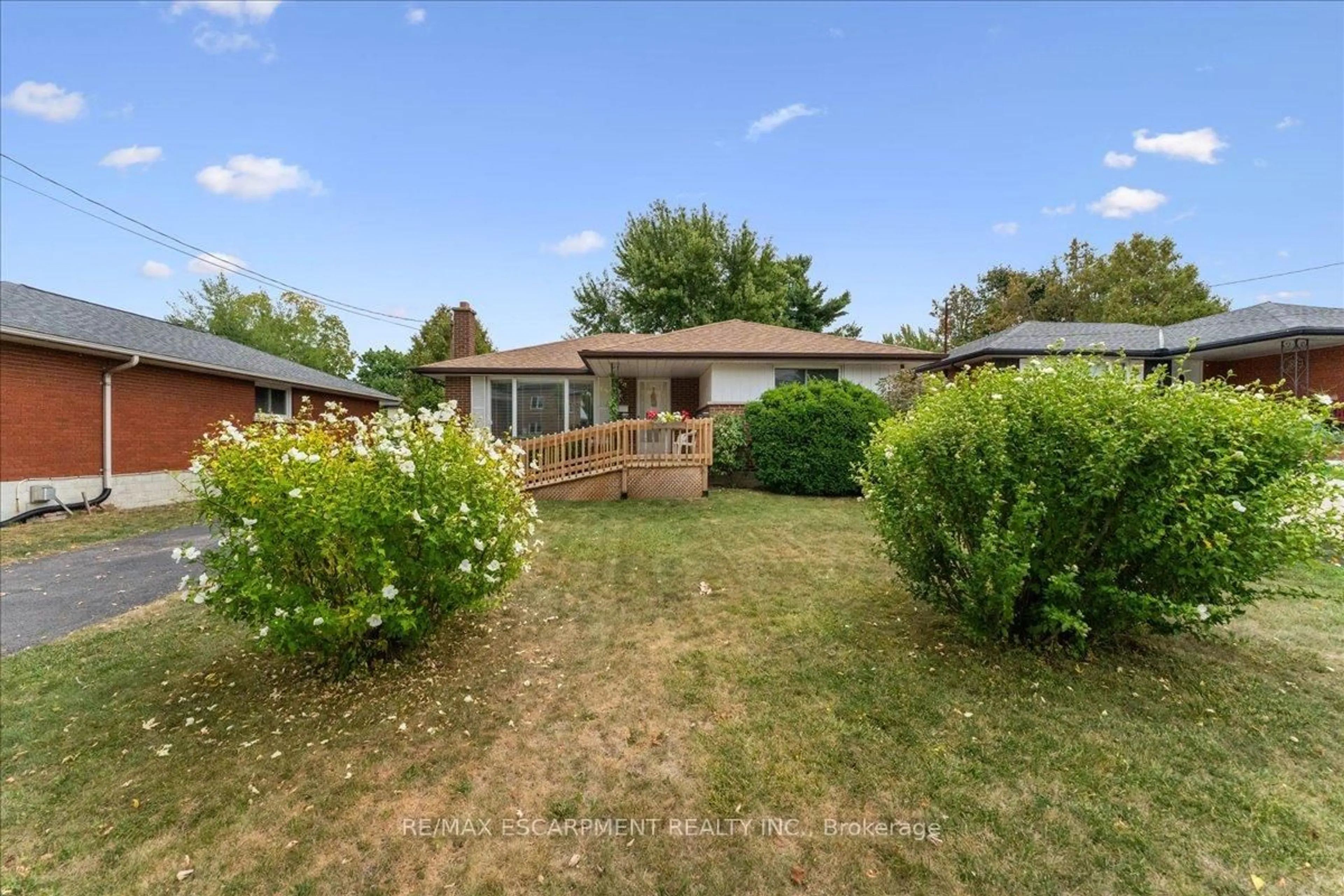 A pic from outside/outdoor area/front of a property/back of a property/a pic from drone, unknown for 507 Upper Paradise Rd, Hamilton Ontario L9C 5E2