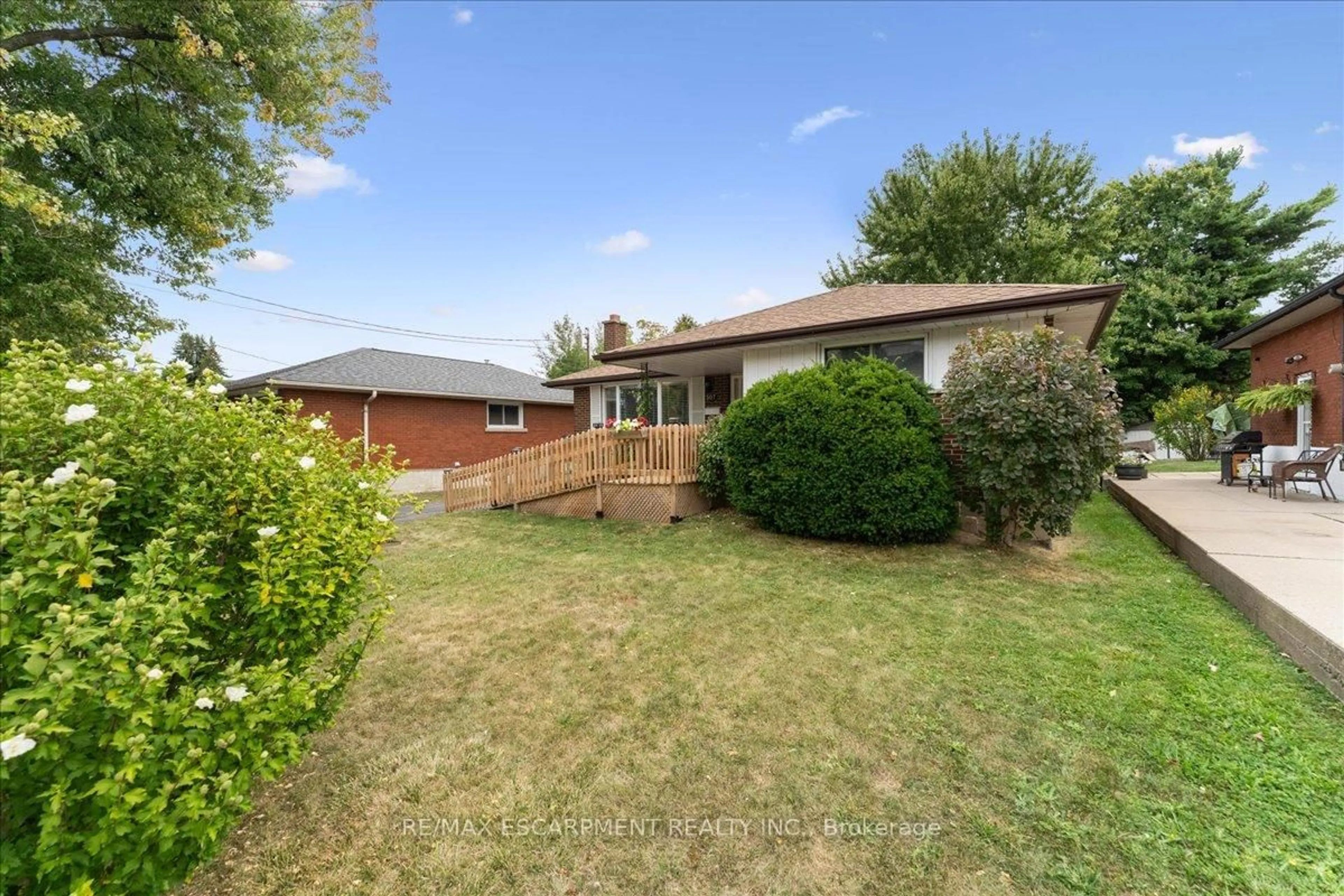 A pic from outside/outdoor area/front of a property/back of a property/a pic from drone, street for 507 Upper Paradise Rd, Hamilton Ontario L9C 5E2