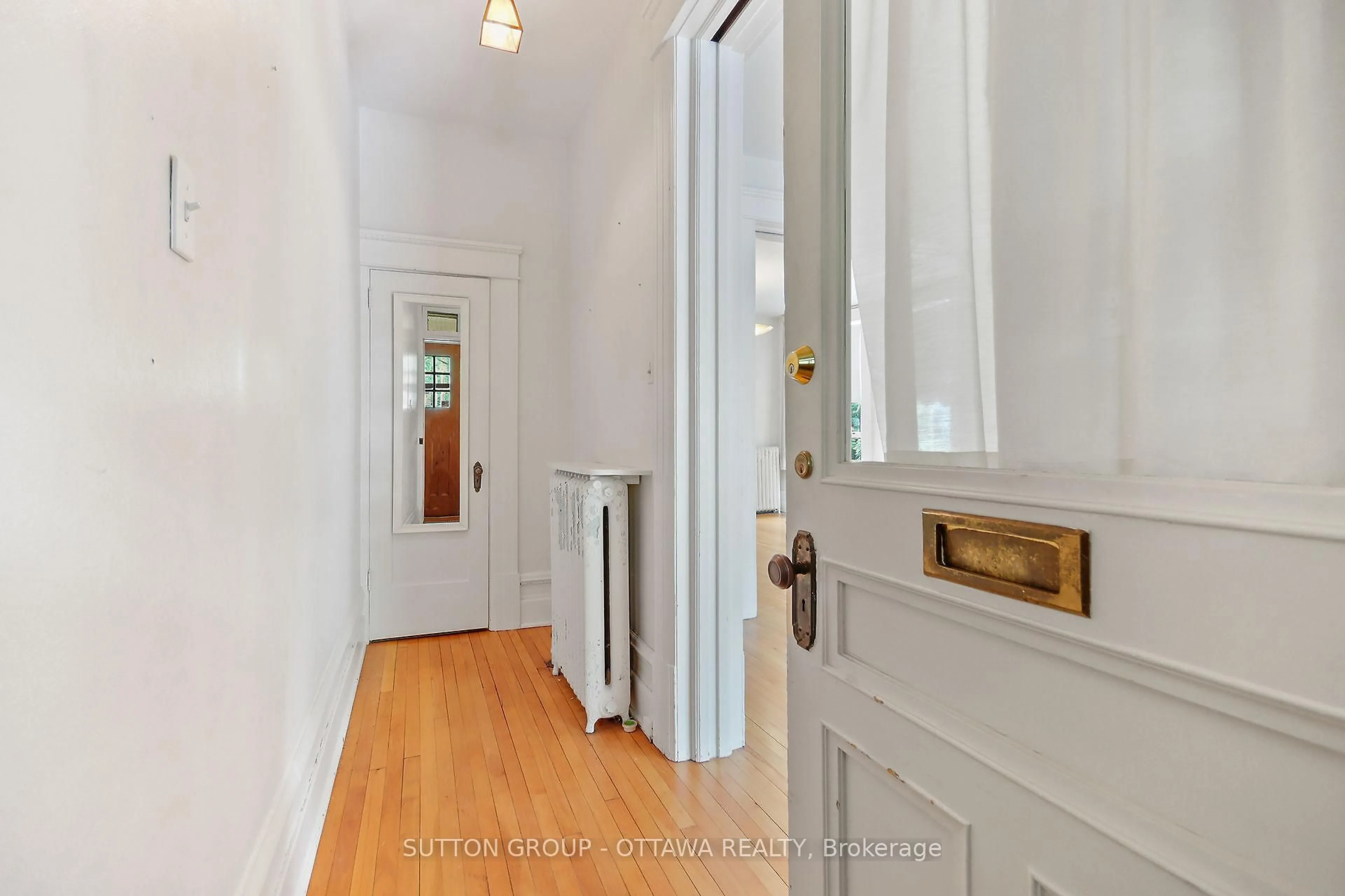 Indoor entryway for 124 Fourth Ave, Ottawa Ontario K1S 2L4