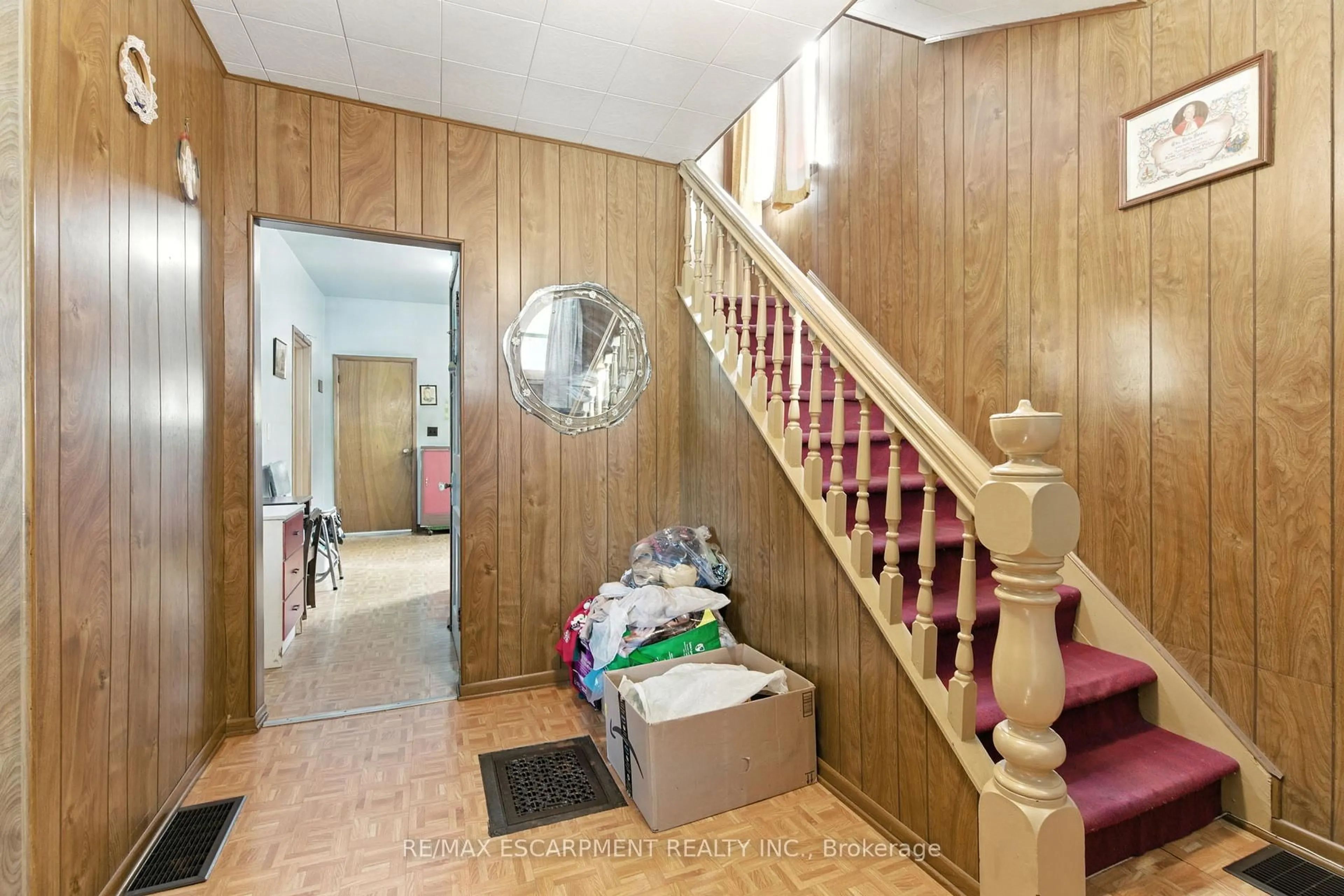 Indoor foyer for 40 Barnesdale Ave, Hamilton Ontario L8L 6R8