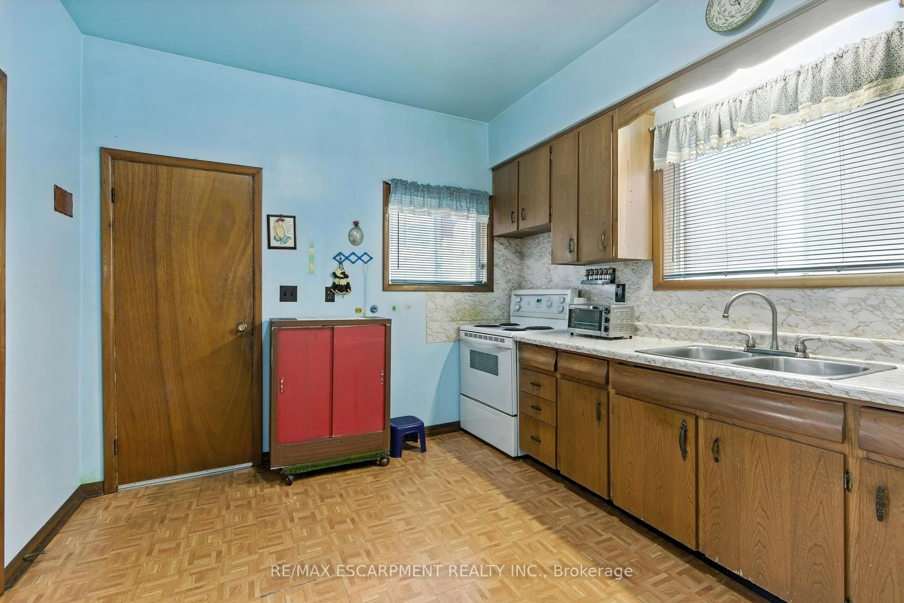 Standard kitchen, unknown for 40 Barnesdale Ave, Hamilton Ontario L8L 6R8
