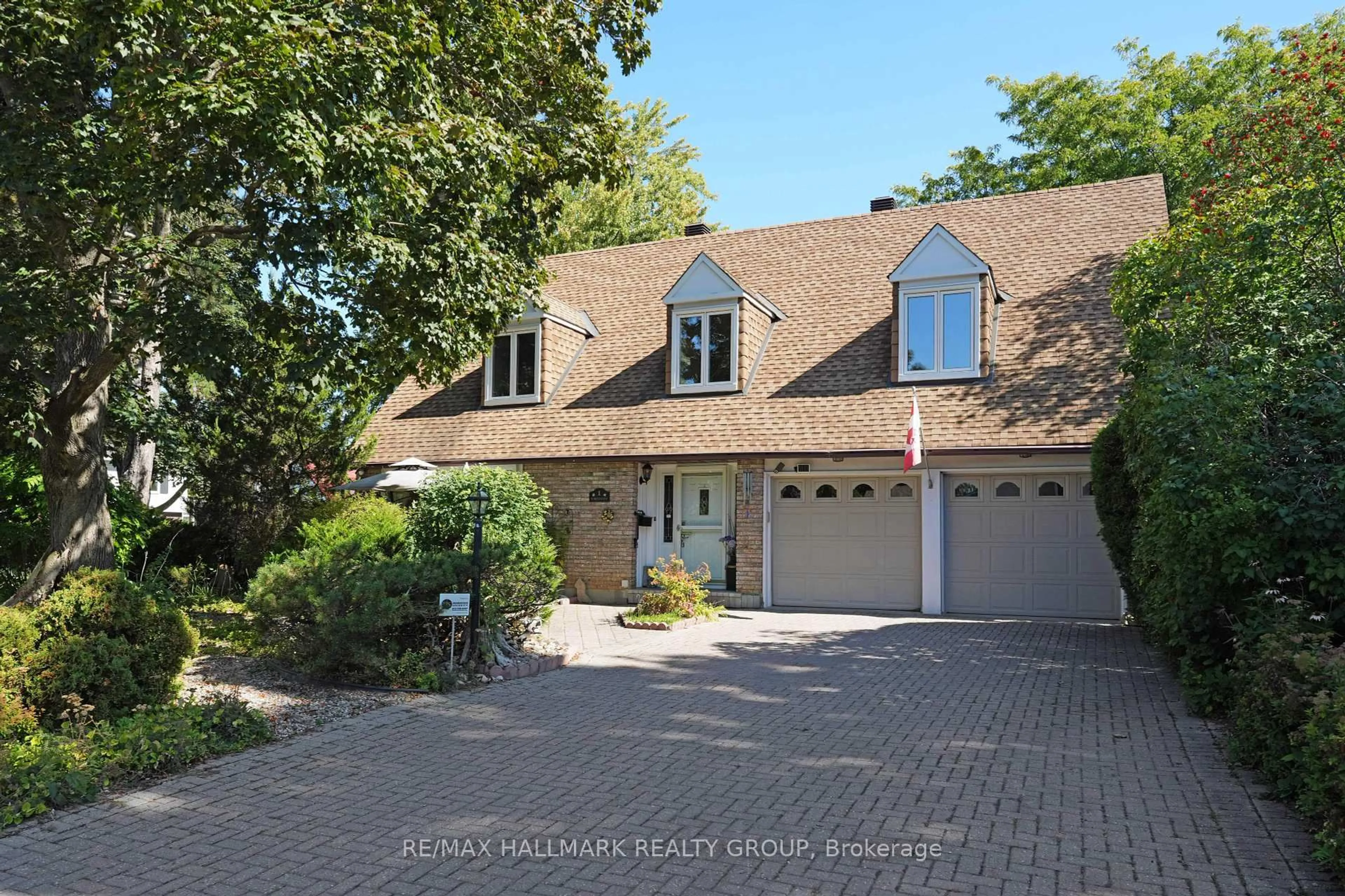 A pic from outside/outdoor area/front of a property/back of a property/a pic from drone, street for 1 Northview Rd, Ottawa Ontario K2E 6A6