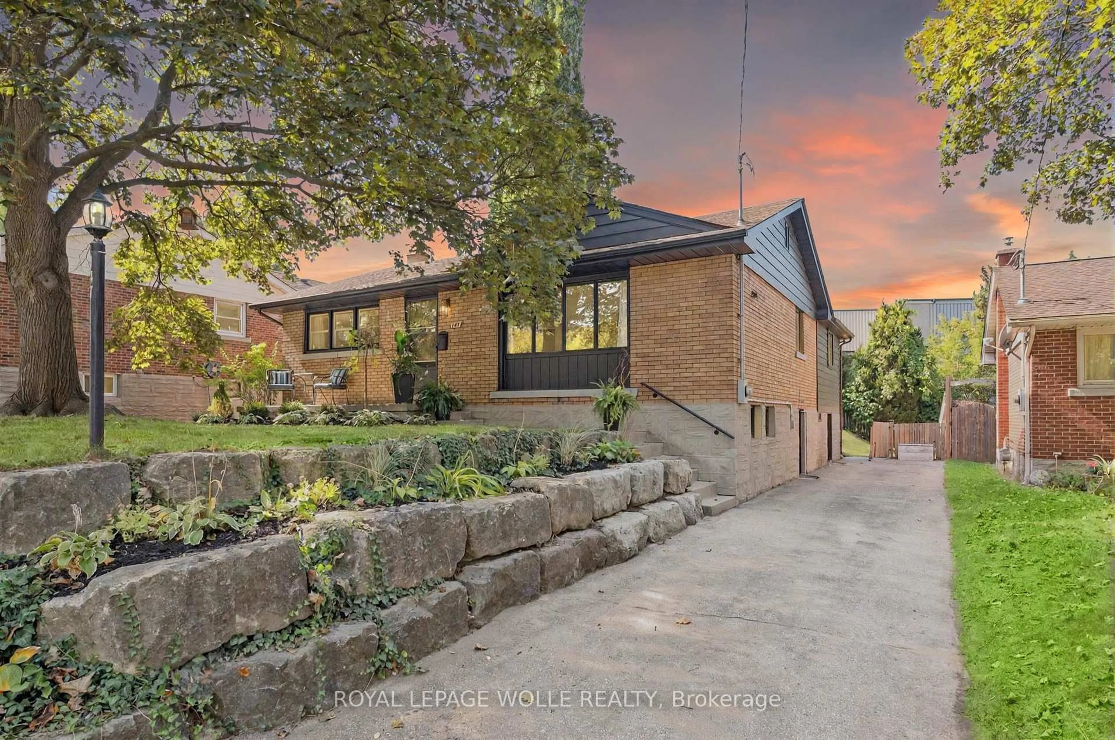 A pic from outside/outdoor area/front of a property/back of a property/a pic from drone, street for 147 Oriole St, Waterloo Ontario N2J 2B3