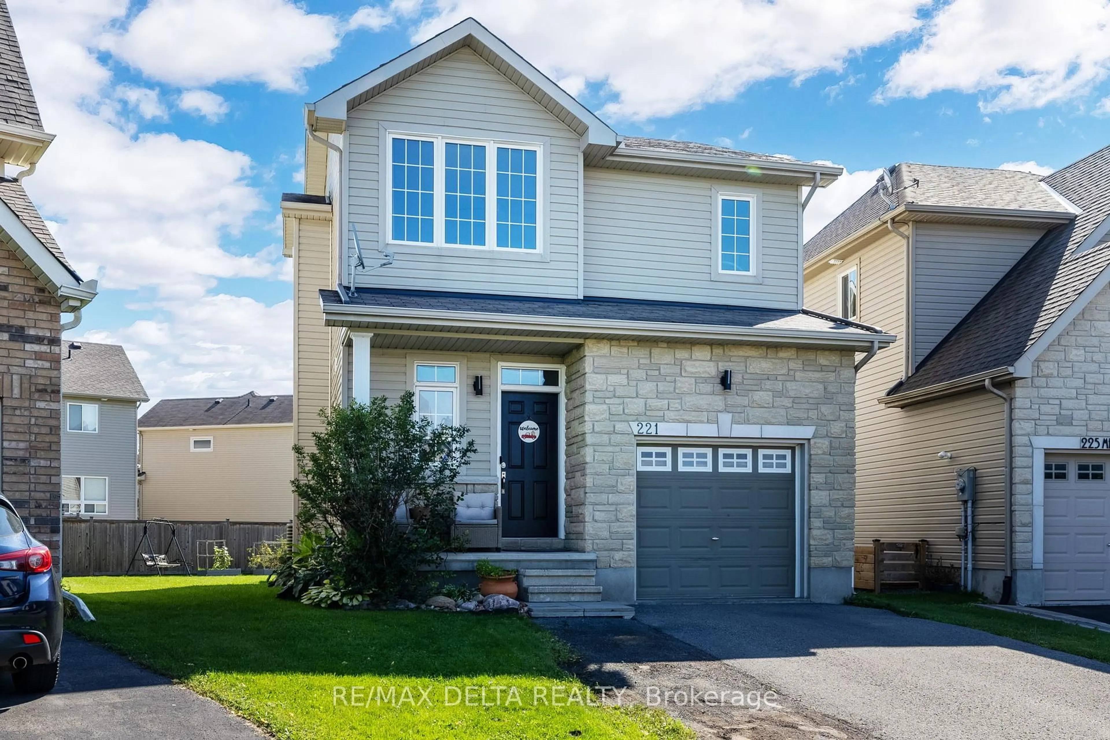 Home with vinyl exterior material, street for 221 MERCURY St, Clarence-Rockland Ontario K4K 0E8