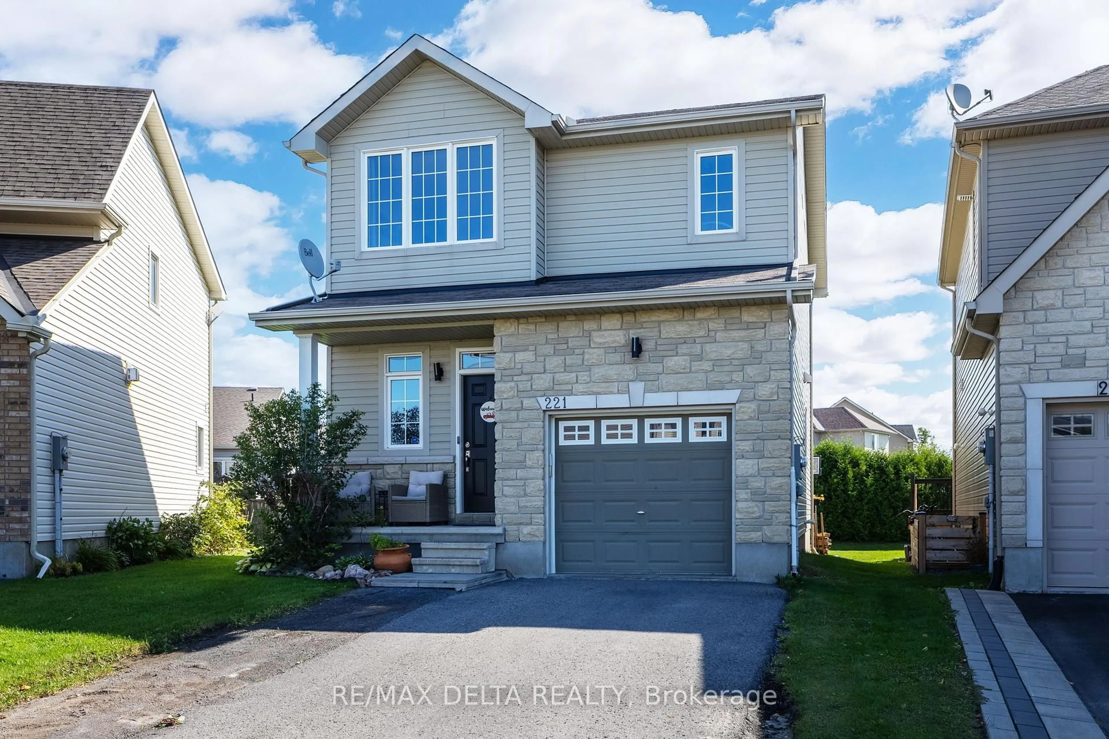 Home with vinyl exterior material, street for 221 MERCURY St, Clarence-Rockland Ontario K4K 0E8