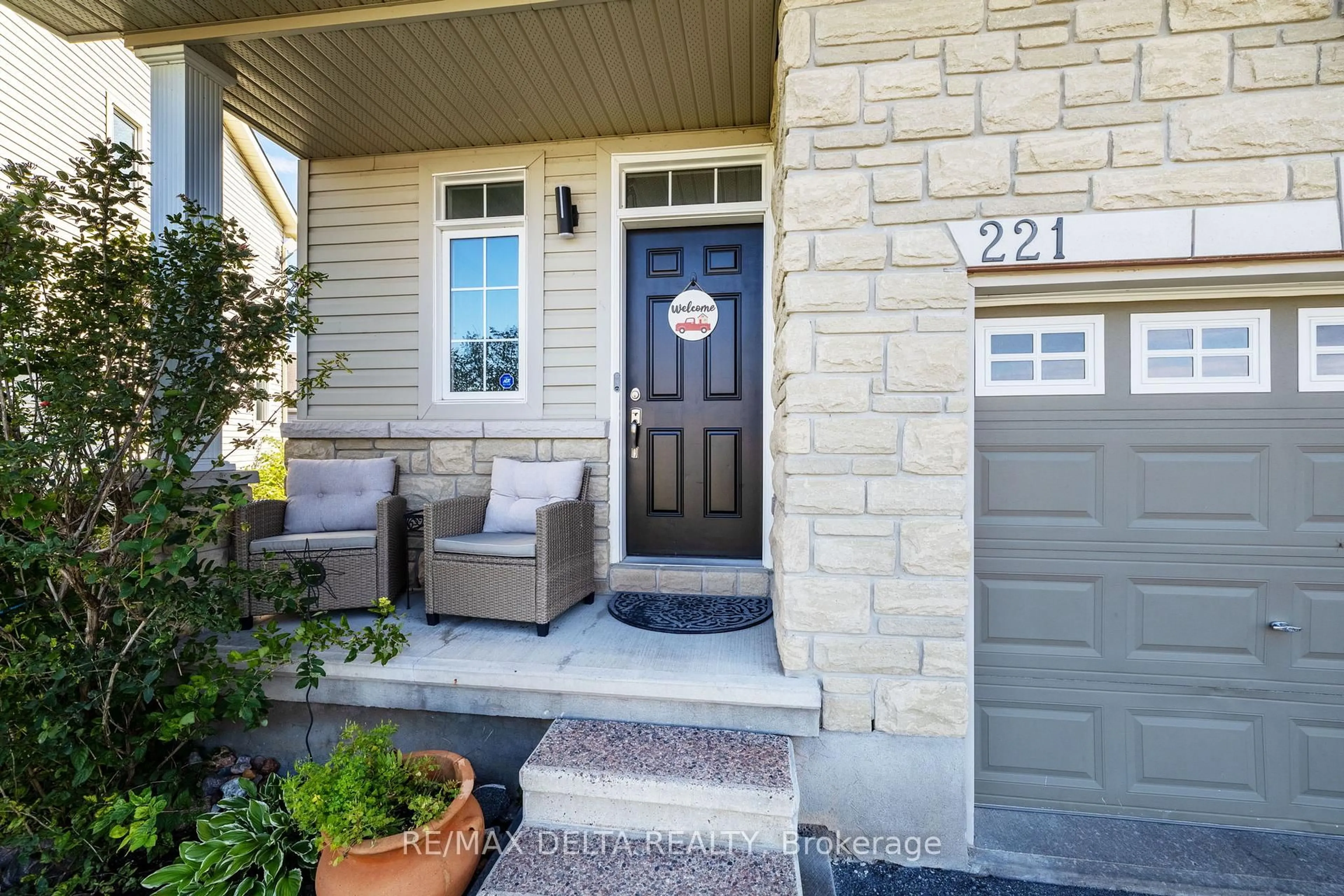 Indoor entryway for 221 MERCURY St, Clarence-Rockland Ontario K4K 0E8