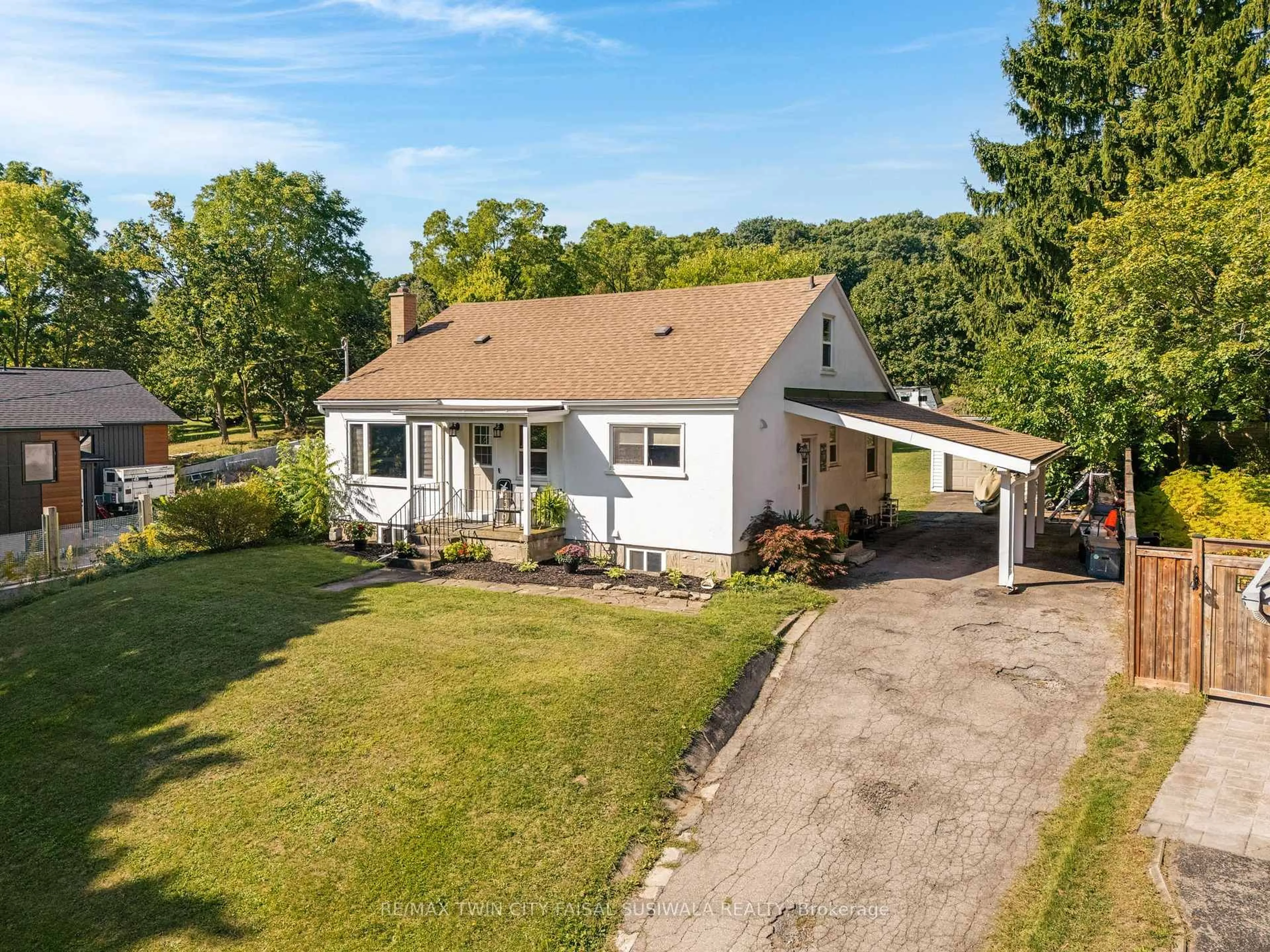 A pic from outside/outdoor area/front of a property/back of a property/a pic from drone, street for 196 West River Rd, Cambridge Ontario N1S 3A1