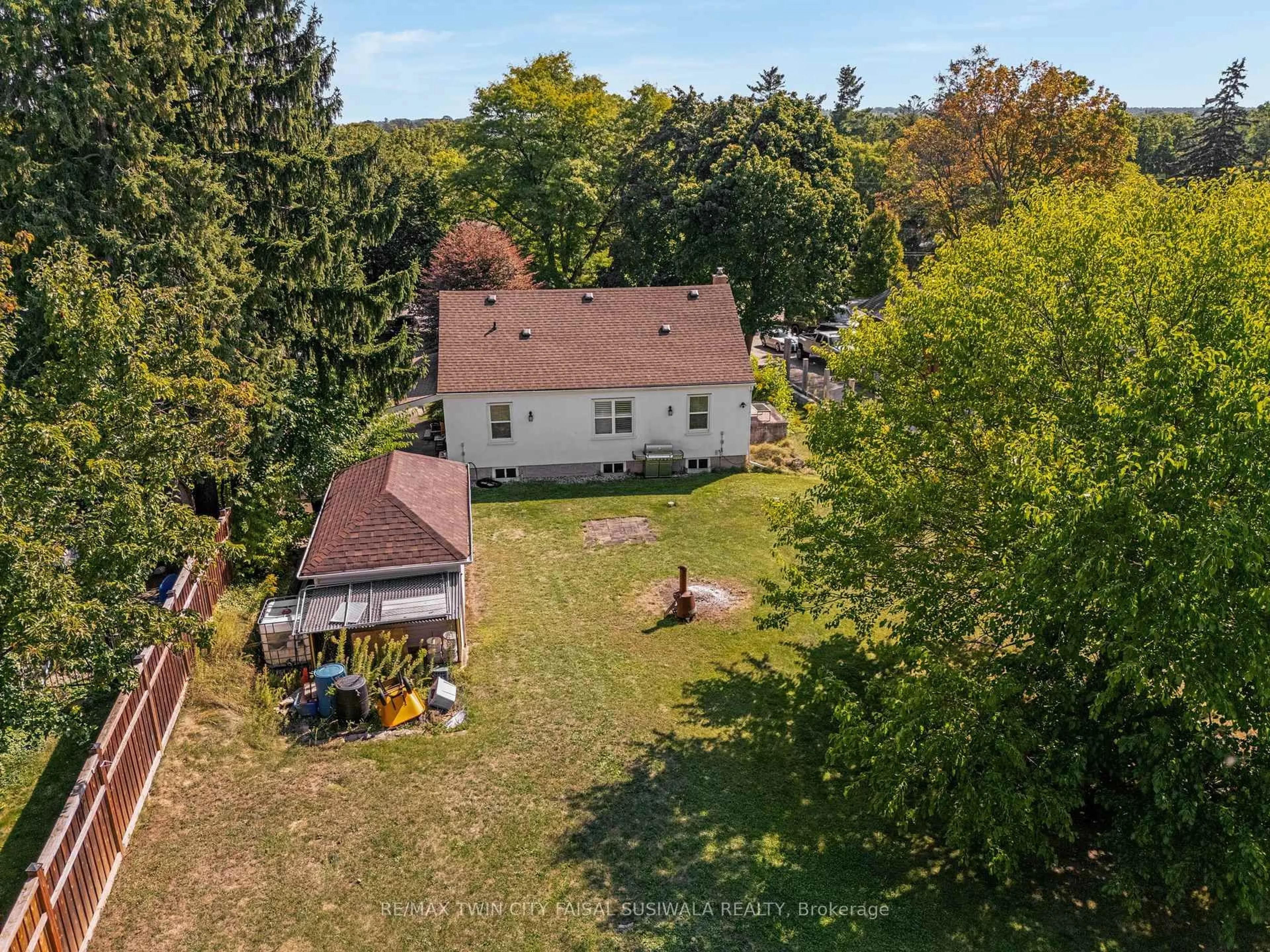 A pic from outside/outdoor area/front of a property/back of a property/a pic from drone, unknown for 196 West River Rd, Cambridge Ontario N1S 3A1