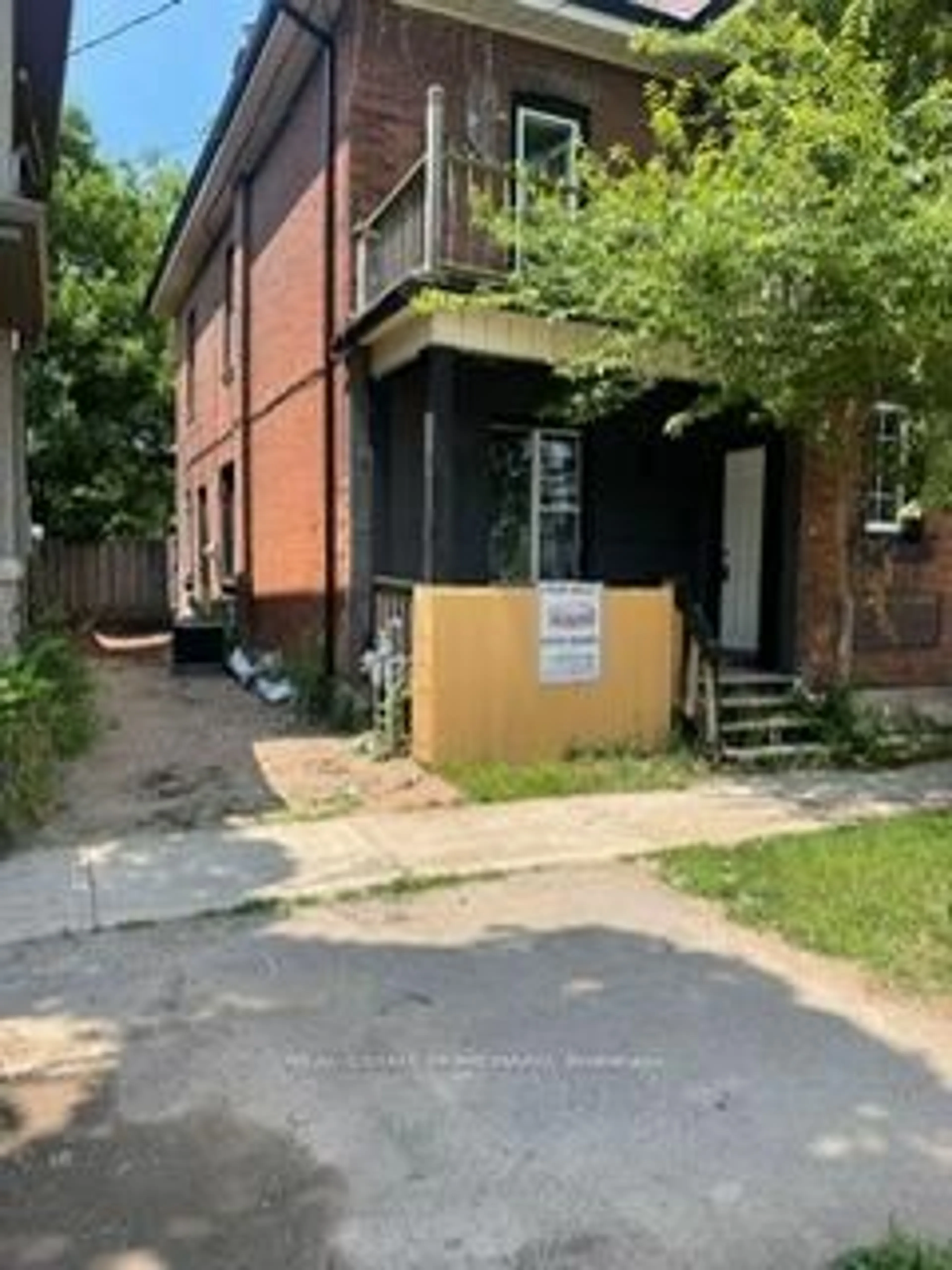 A pic from outside/outdoor area/front of a property/back of a property/a pic from drone, street for 132 Waterloo St, Brantford Ontario N3T 3S6