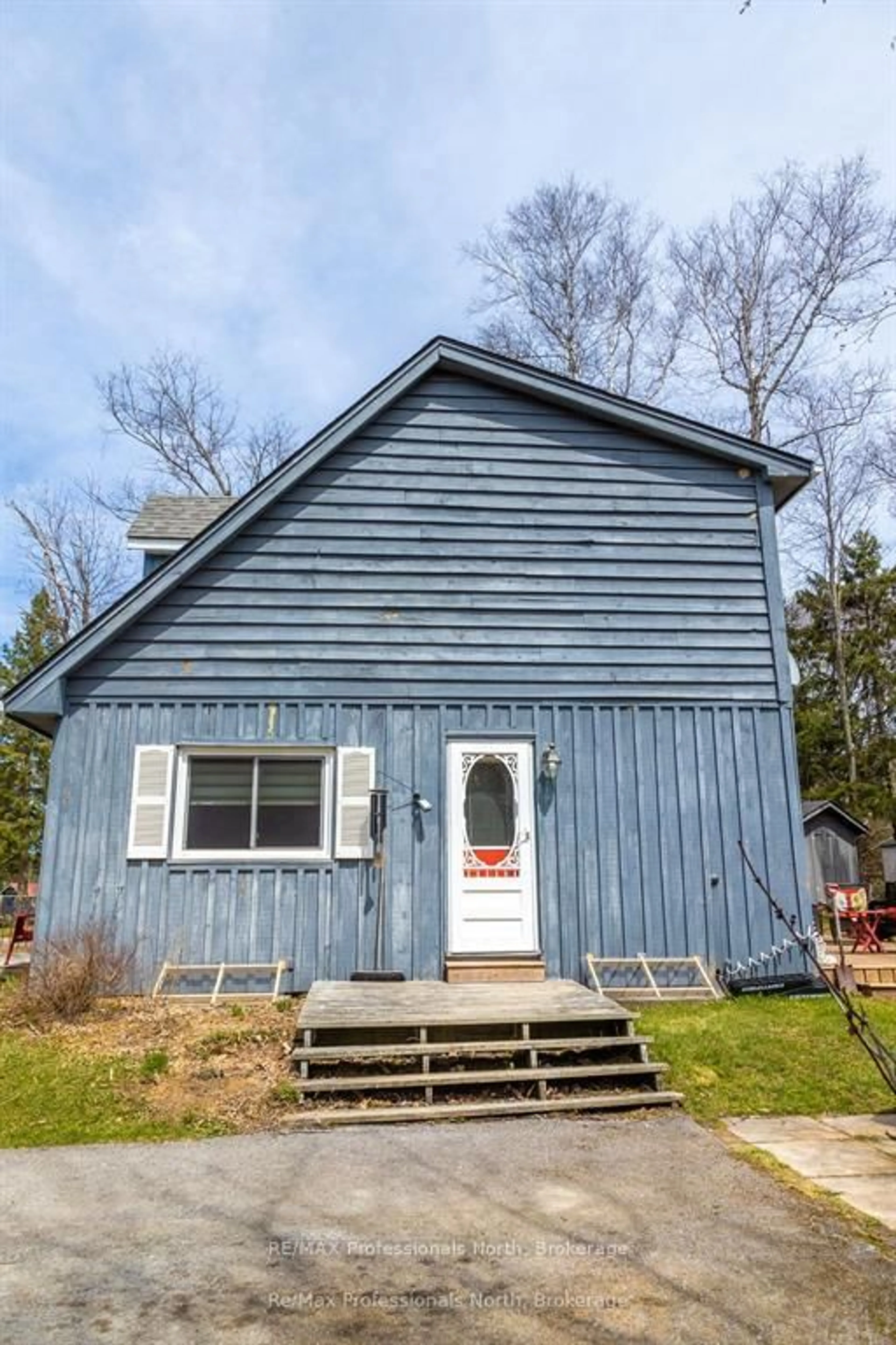 Home with vinyl exterior material, street for 80 INVERGORDON Ave, Minden Hills Ontario K0M 2K0