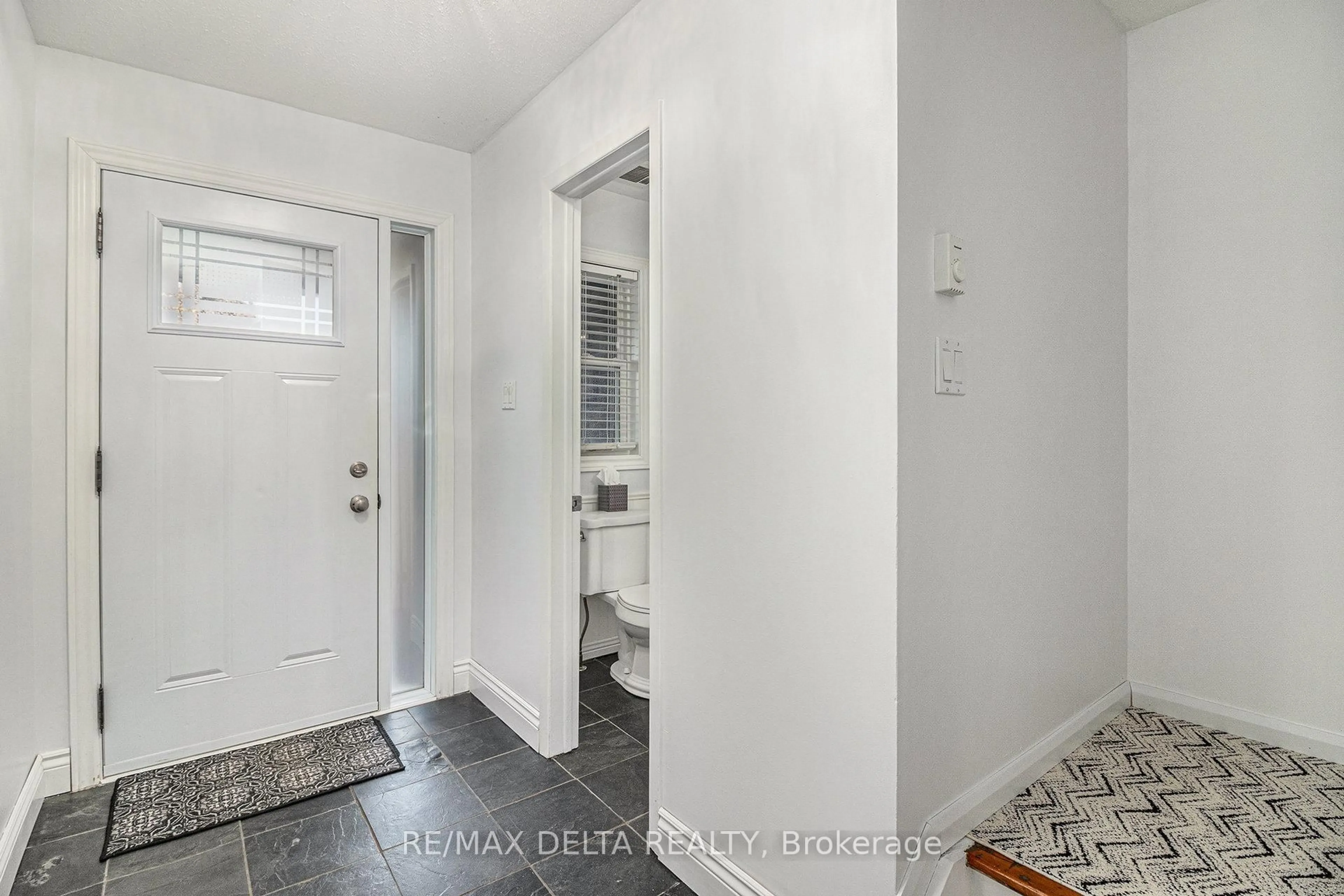 Indoor entryway for 1345 Cedarcroft Cres, Orleans Ontario K1B 5G8