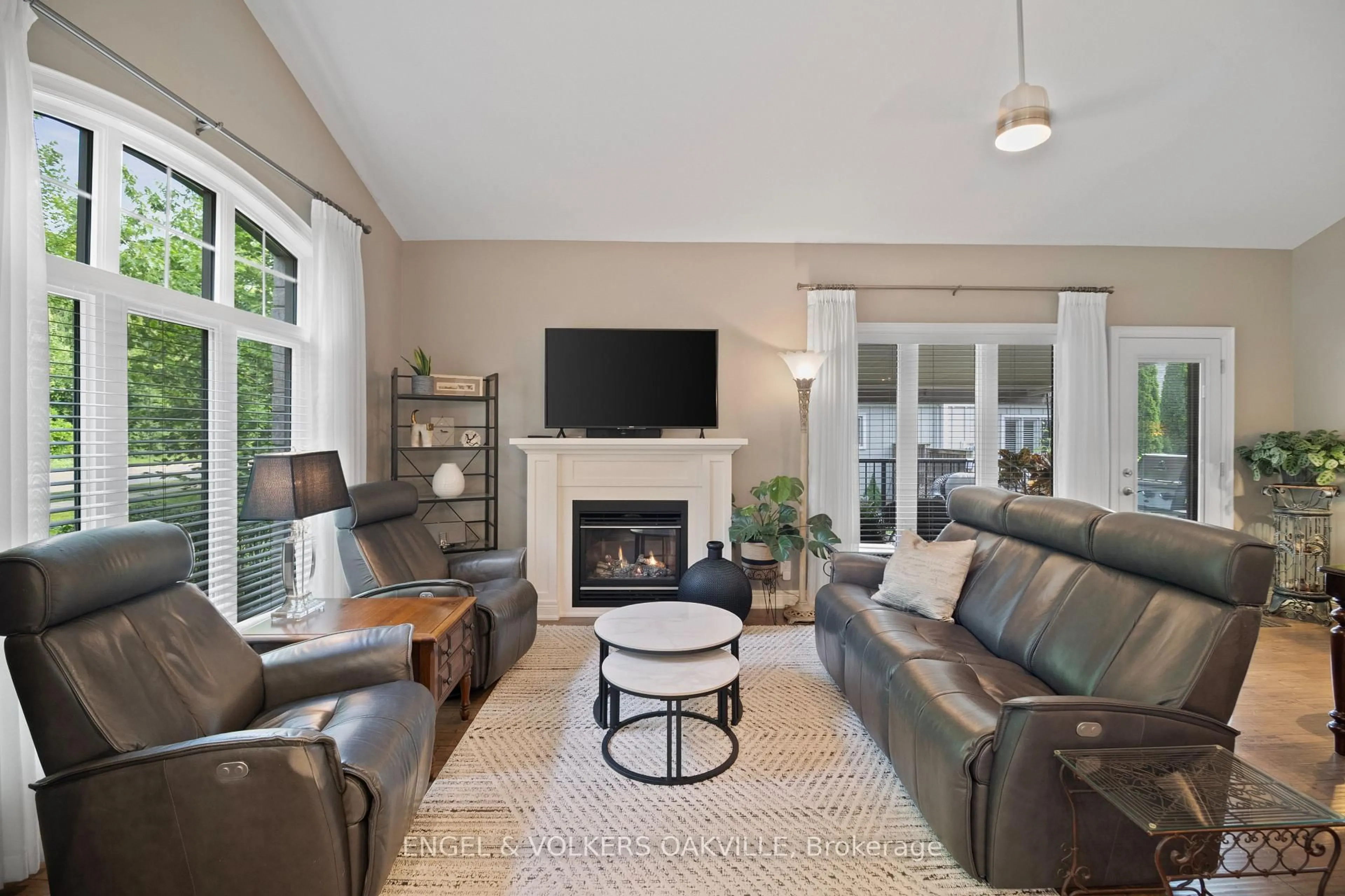 Living room with furniture, unknown for 2 Sawmill Lane, Niagara-on-the-Lake Ontario L0S 1J1