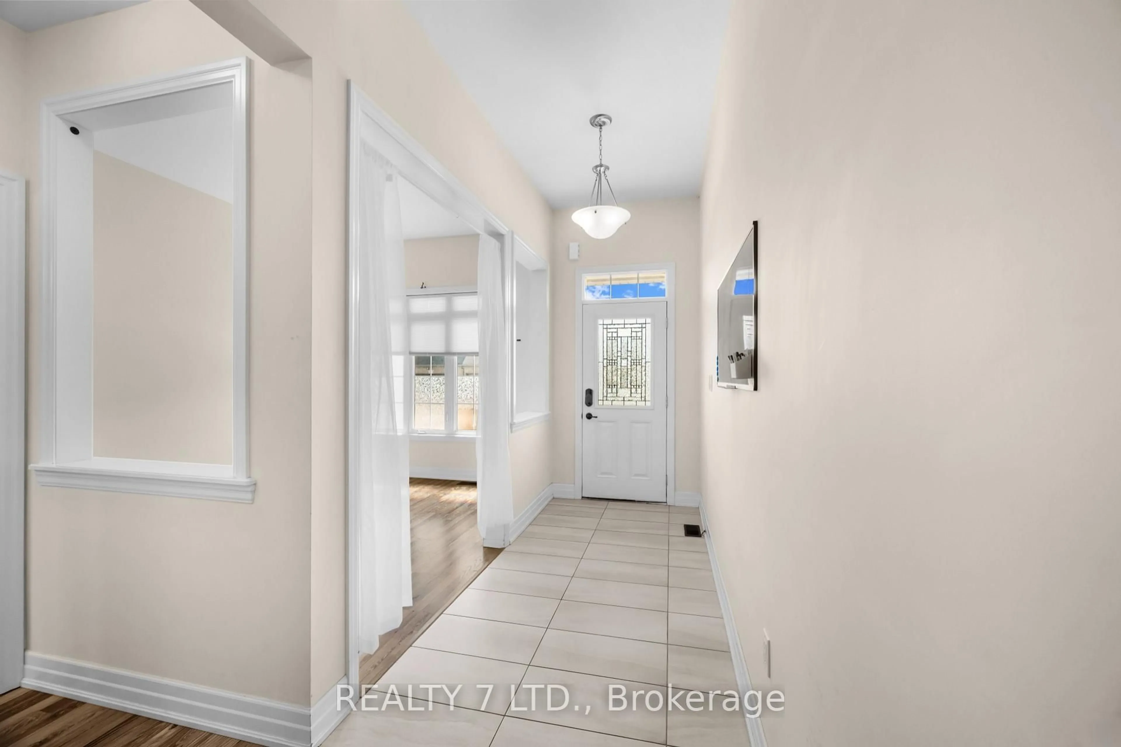 Indoor entryway for 4427 SHUTTLEWORTH Dr, Niagara Falls Ontario L2G 0X5