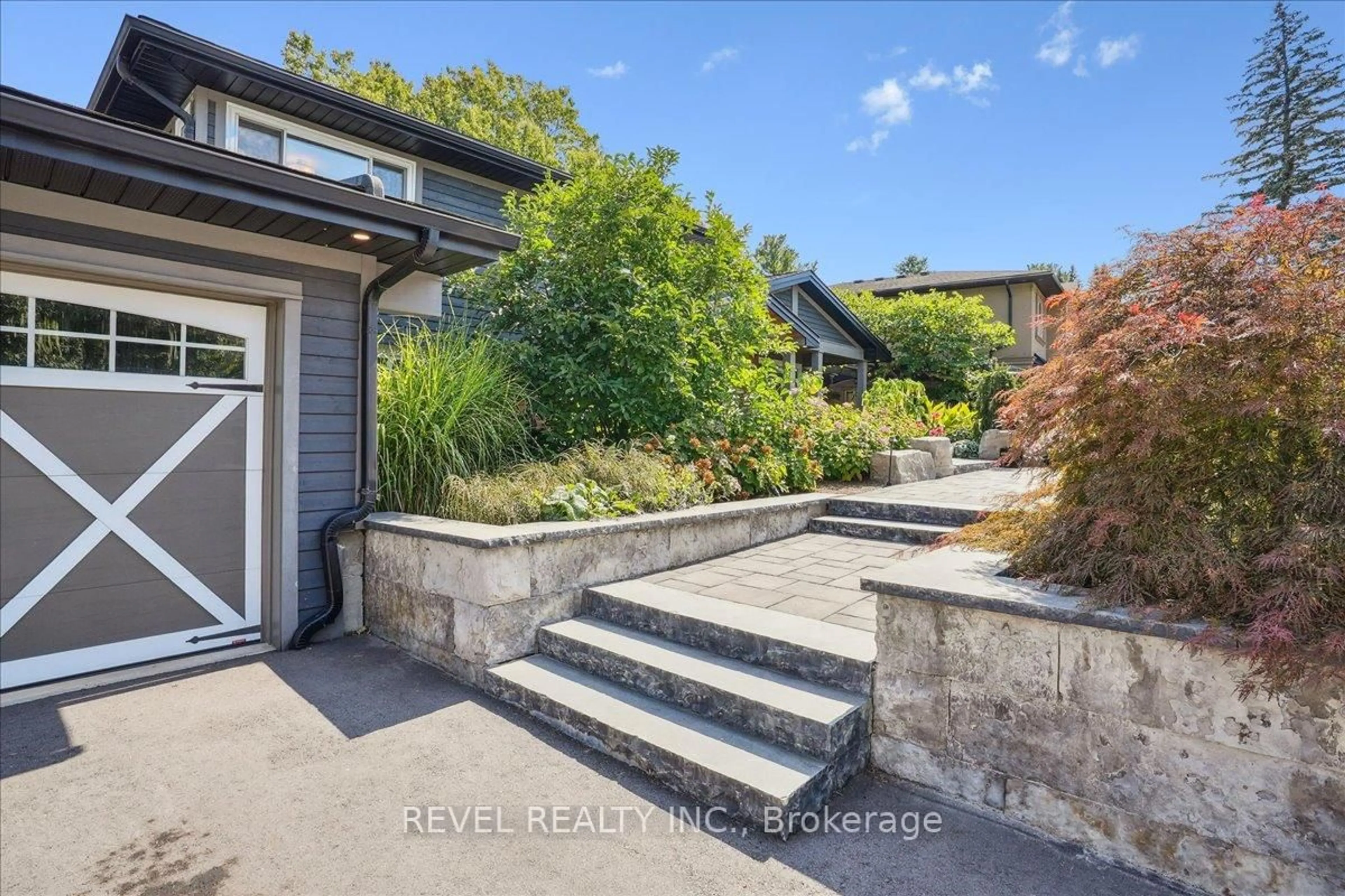 Unknown for 18 Brentwood Dr, Hamilton Ontario L9H 3N3