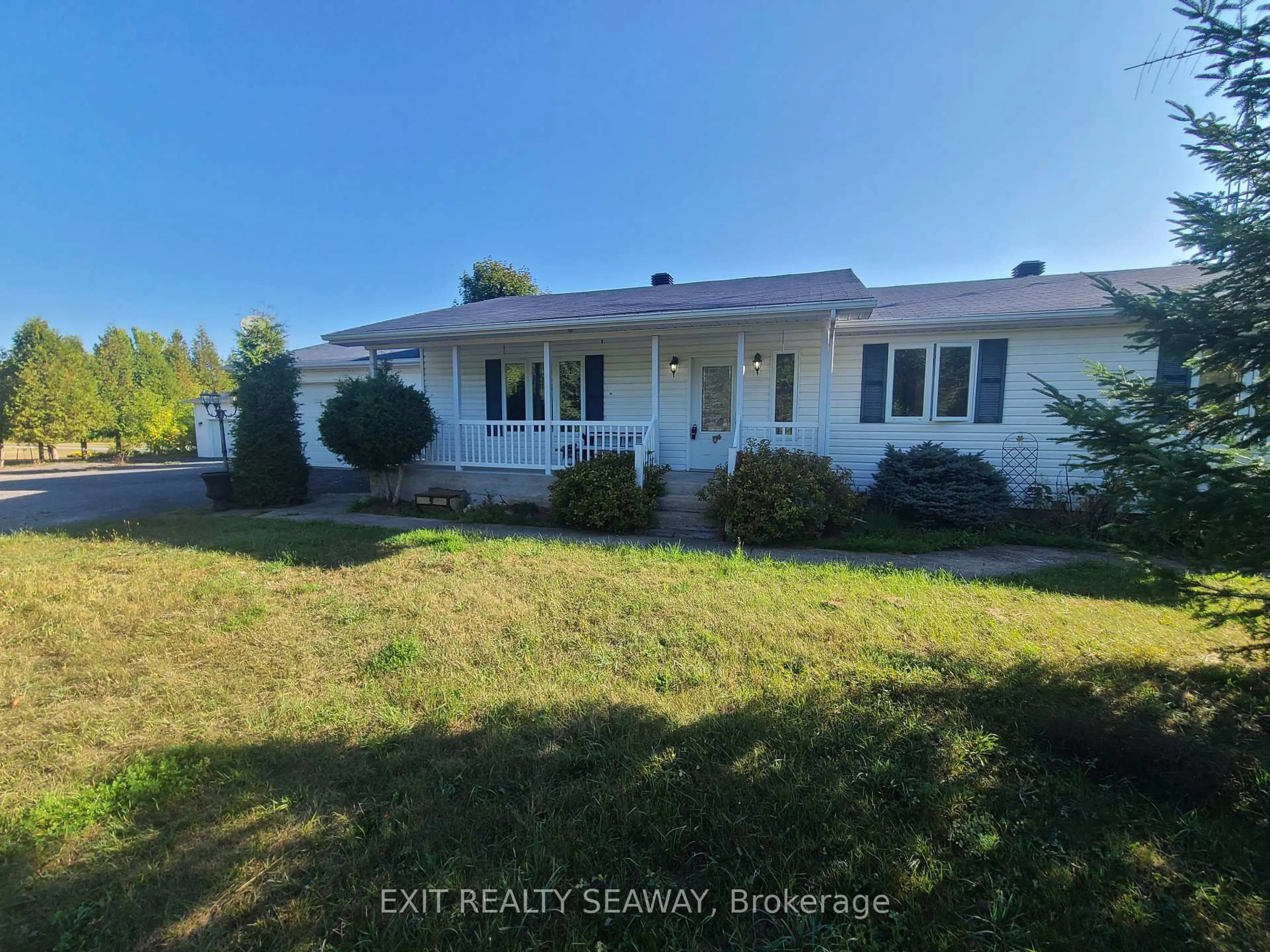 Home with vinyl exterior material, unknown for 3395 Loch Garry Rd, North Glengarry Ontario K0C 1B0