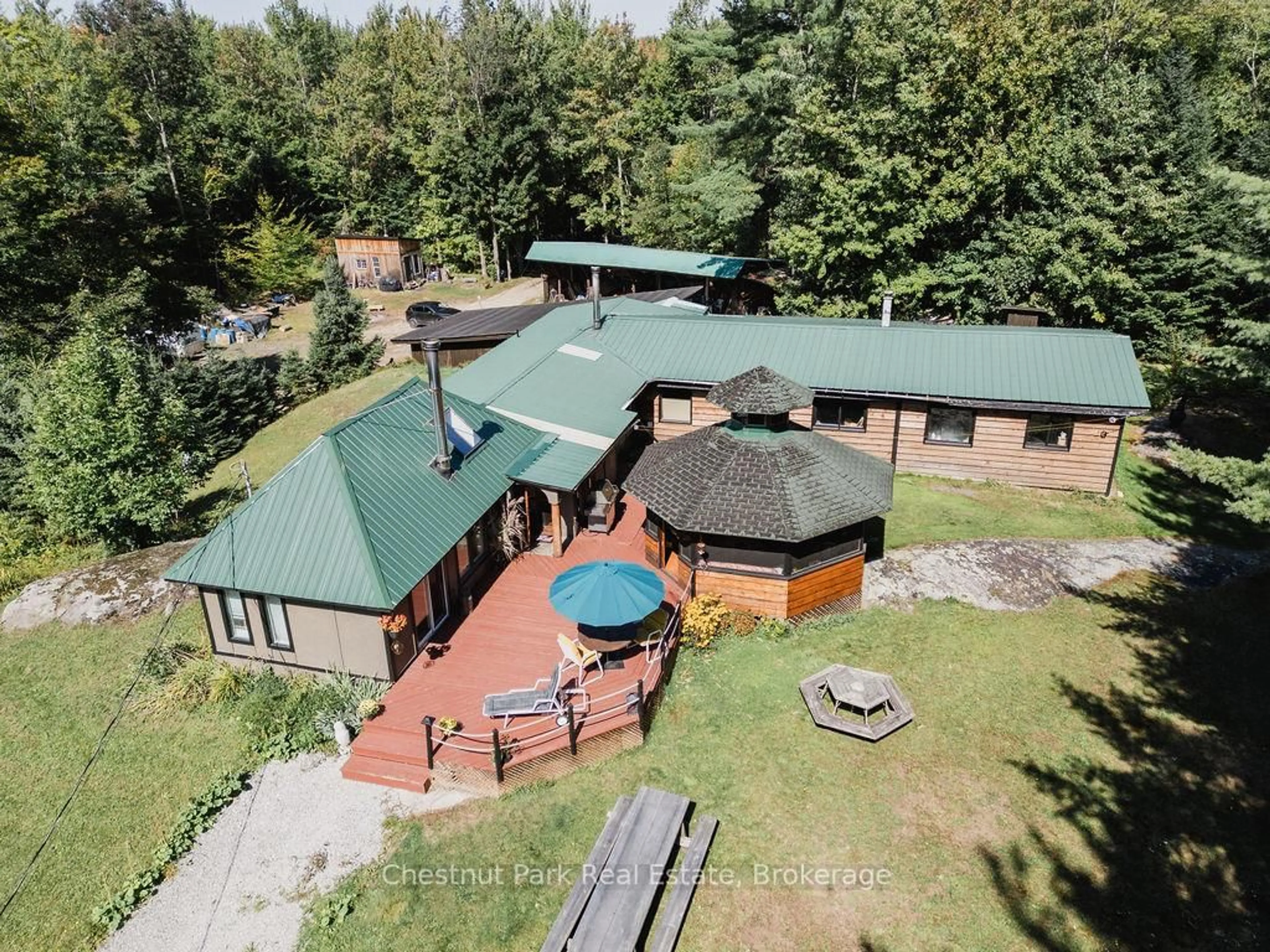 A pic from outside/outdoor area/front of a property/back of a property/a pic from drone, building for 1150 CARLSMOUNT Rd, Bracebridge Ontario P1L 1X1