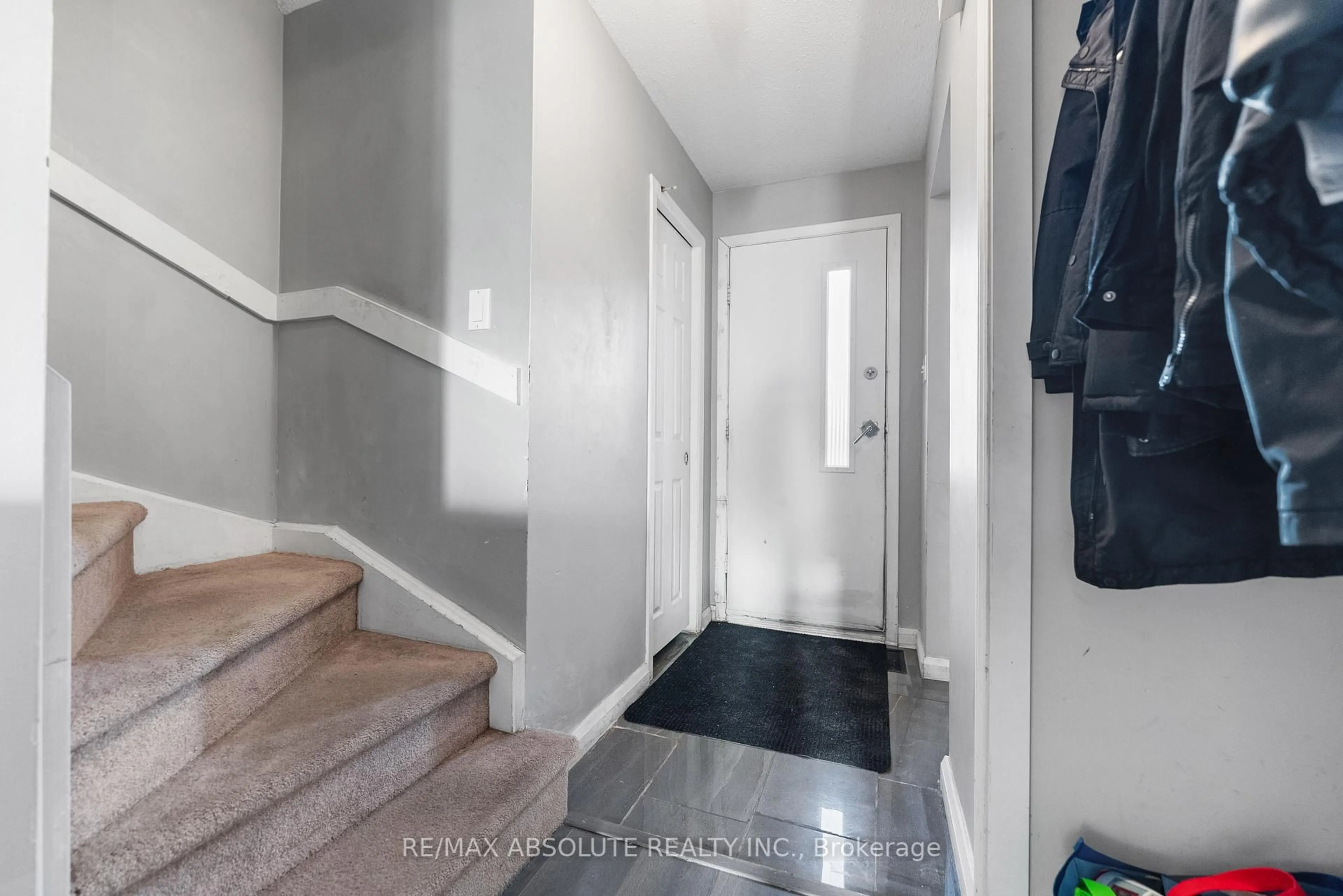 Indoor entryway for 6138 Brookside Lane, Orleans Ontario K1C 2K7