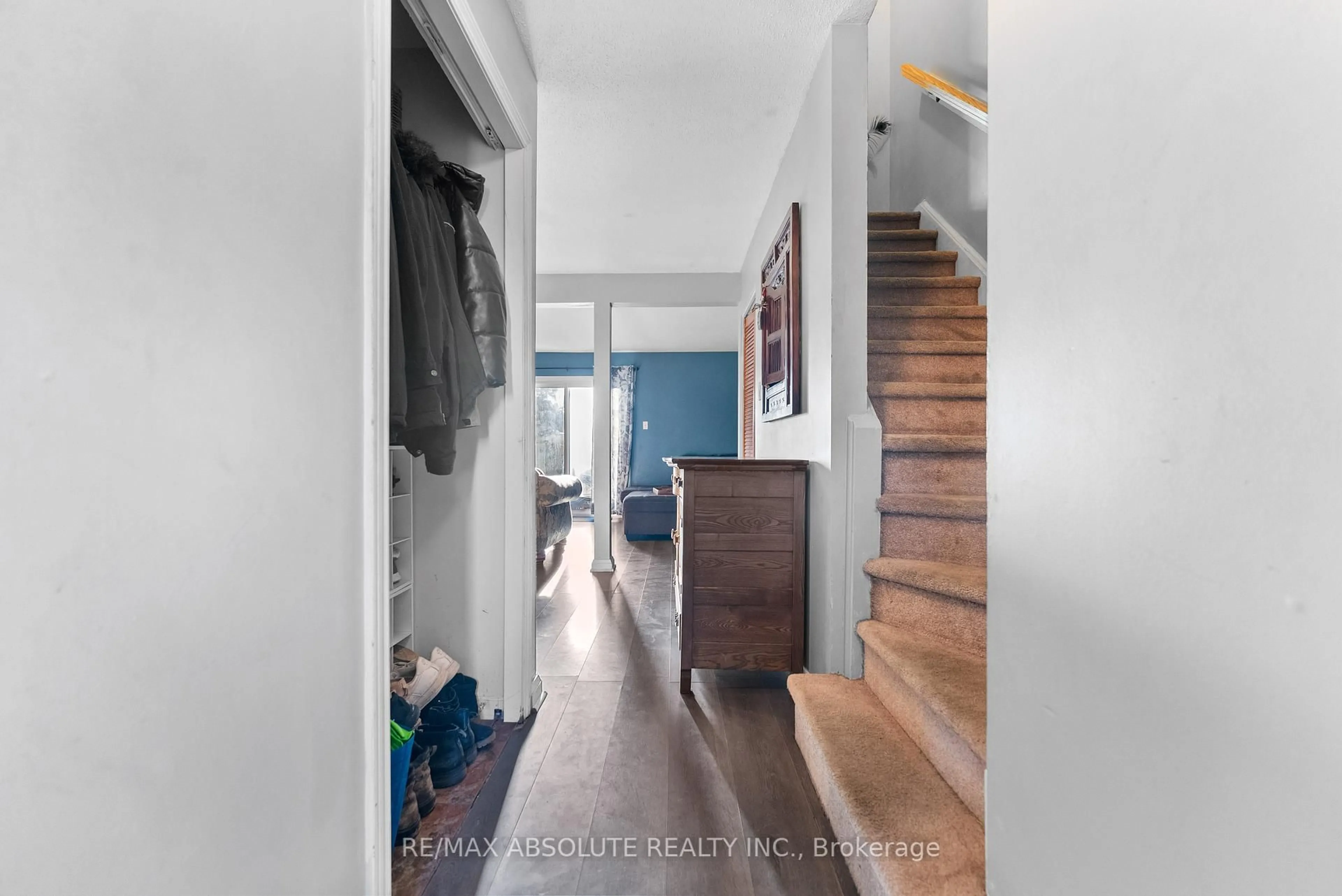Indoor entryway for 6138 Brookside Lane, Orleans Ontario K1C 2K7