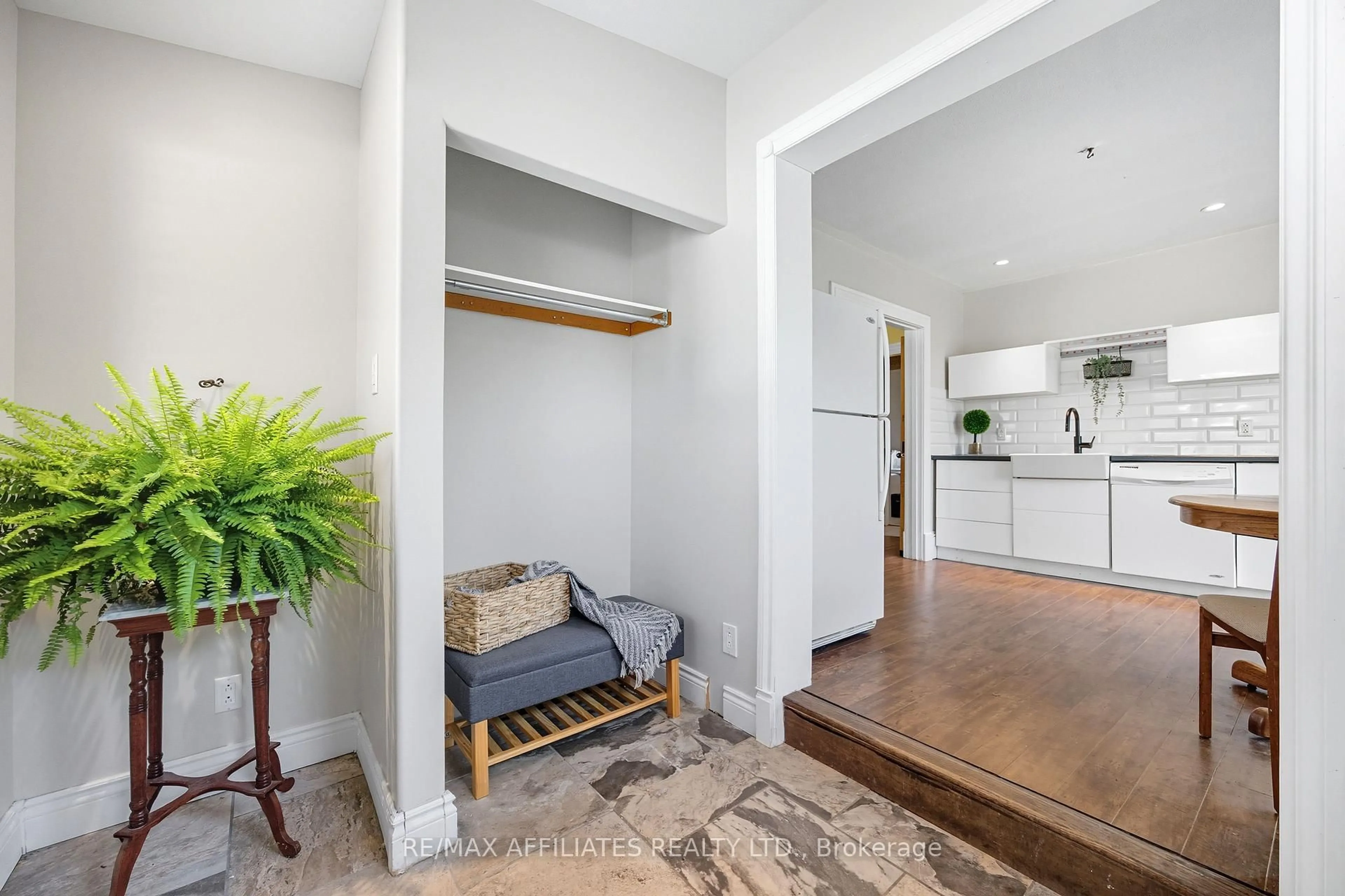 Indoor entryway for 10 Alvin St, Perth Ontario K7H 2V7