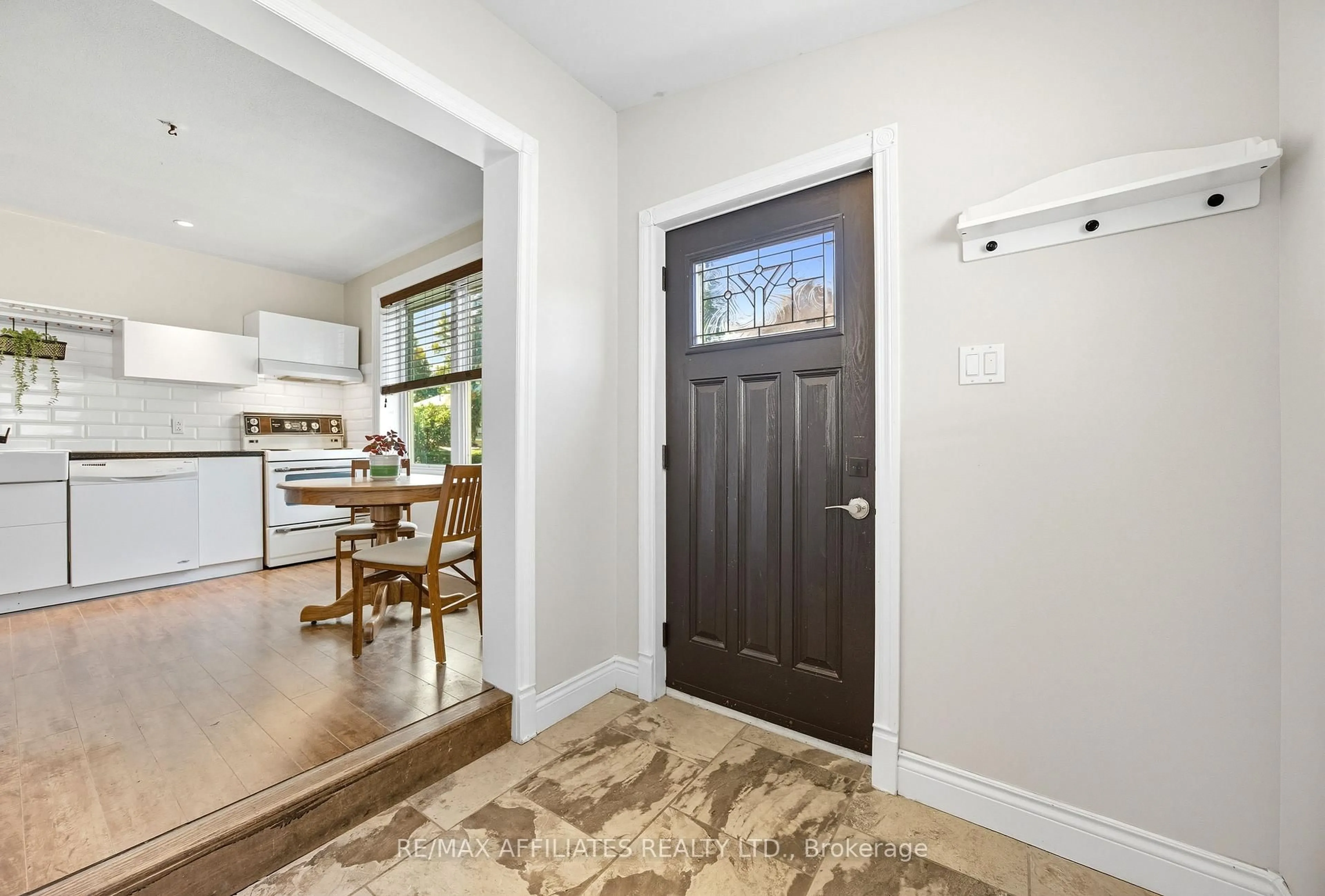 Indoor entryway for 10 Alvin St, Perth Ontario K7H 2V7