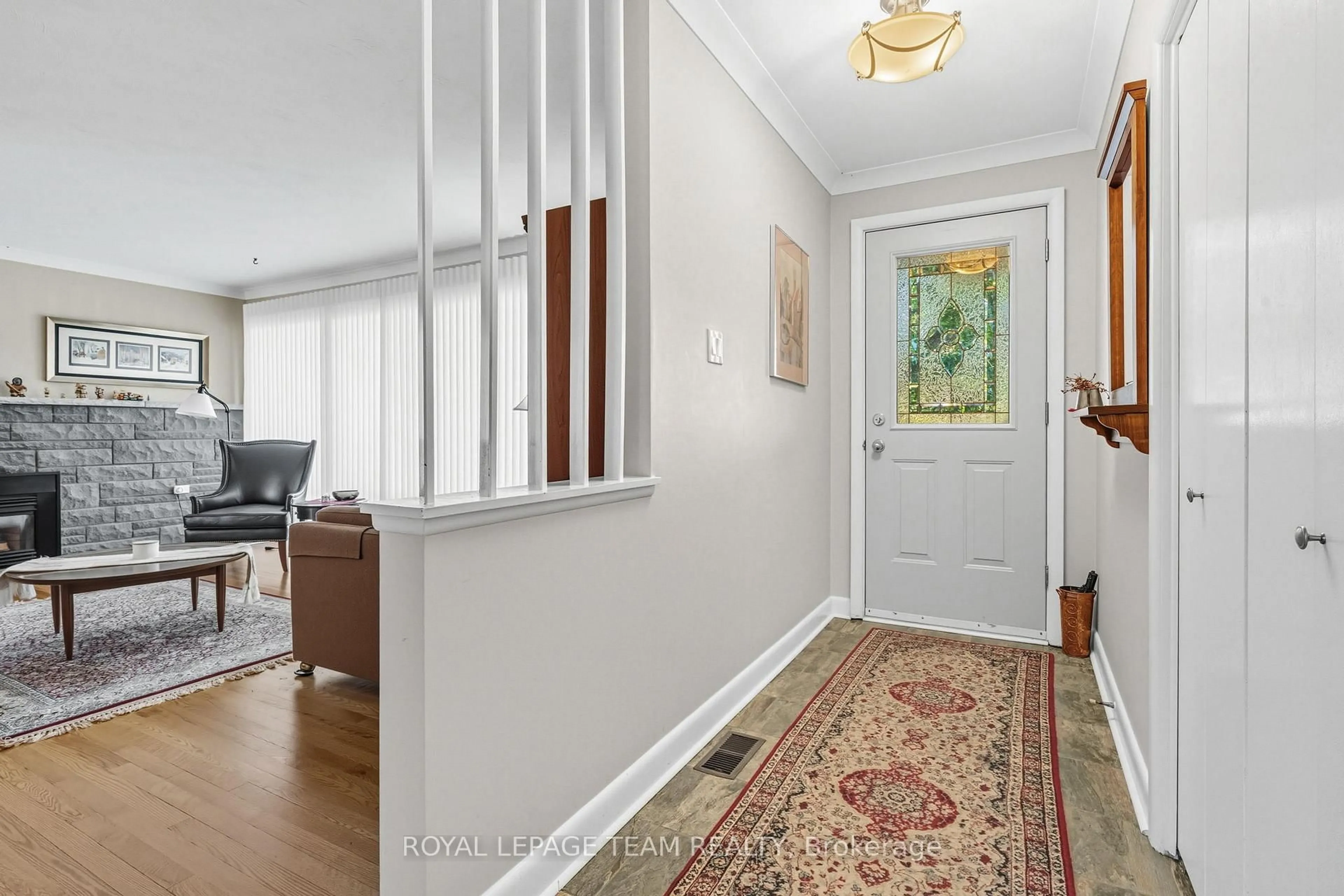 Indoor entryway for 98 Starwood Rd, Ottawa Ontario K2G 1Z7