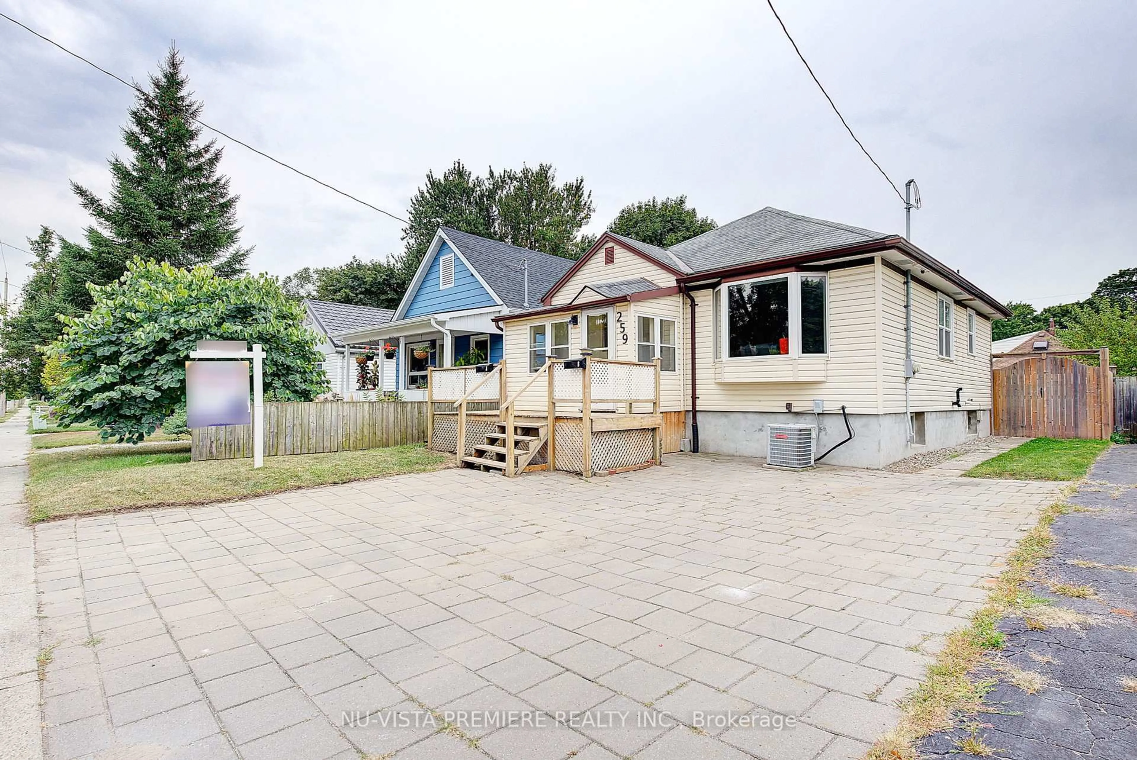 A pic from outside/outdoor area/front of a property/back of a property/a pic from drone, street for 259 Sanders St, London East Ontario N5Z 2T1
