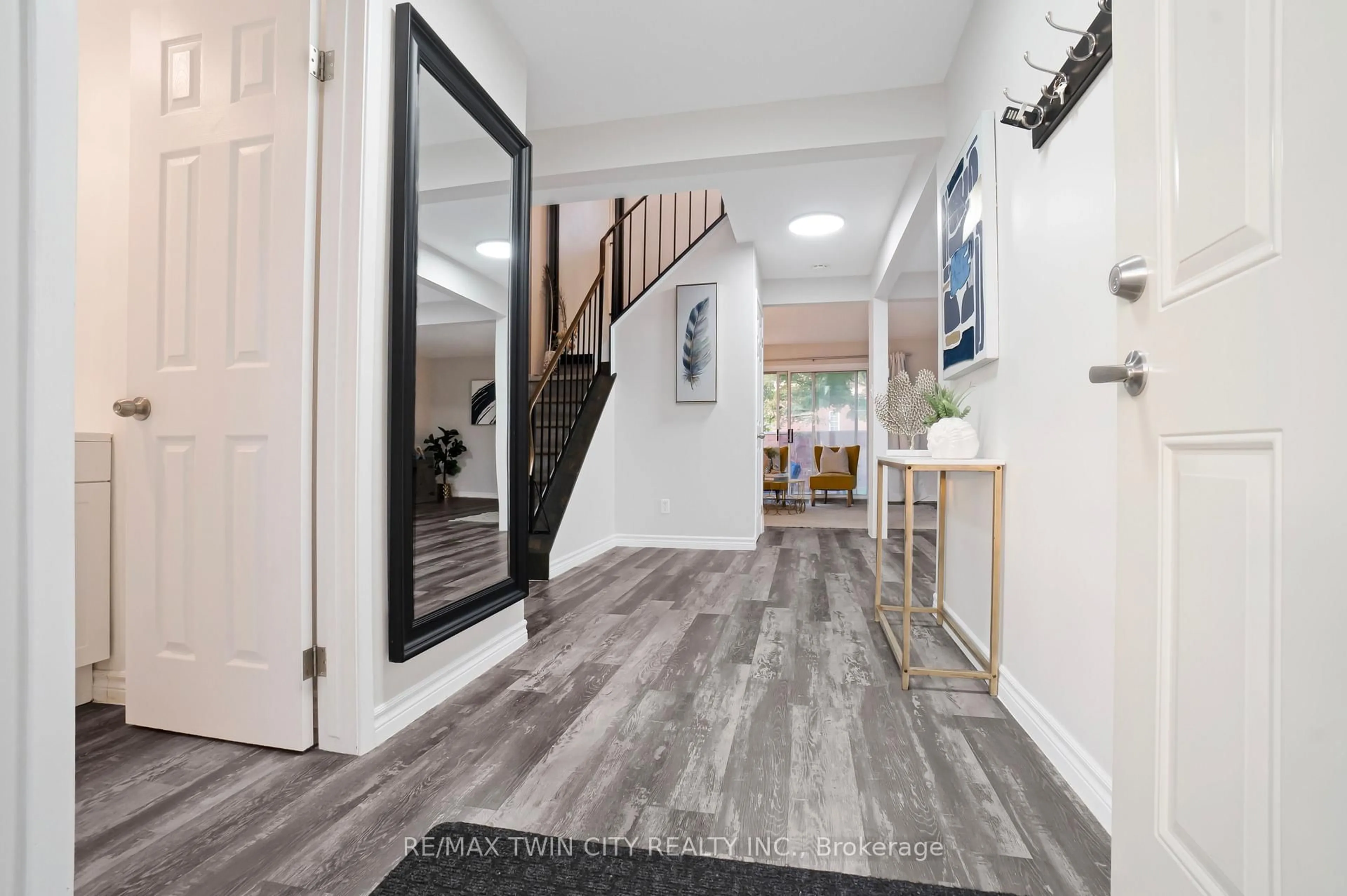 Indoor entryway for 770 FANSHAWE PARK Rd #60, London North Ontario N5X 1L5