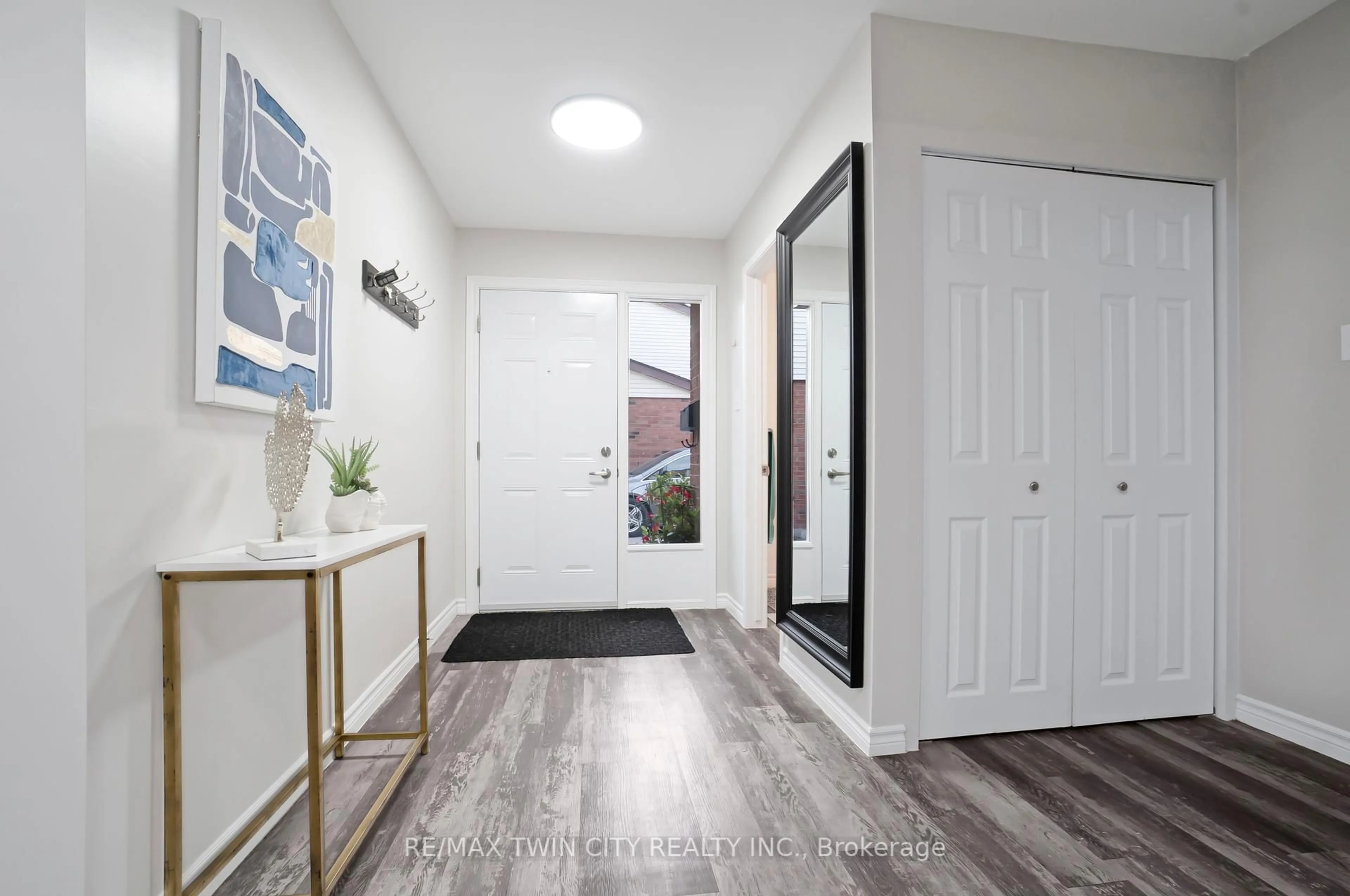 Indoor entryway for 770 FANSHAWE PARK Rd #60, London North Ontario N5X 1L5