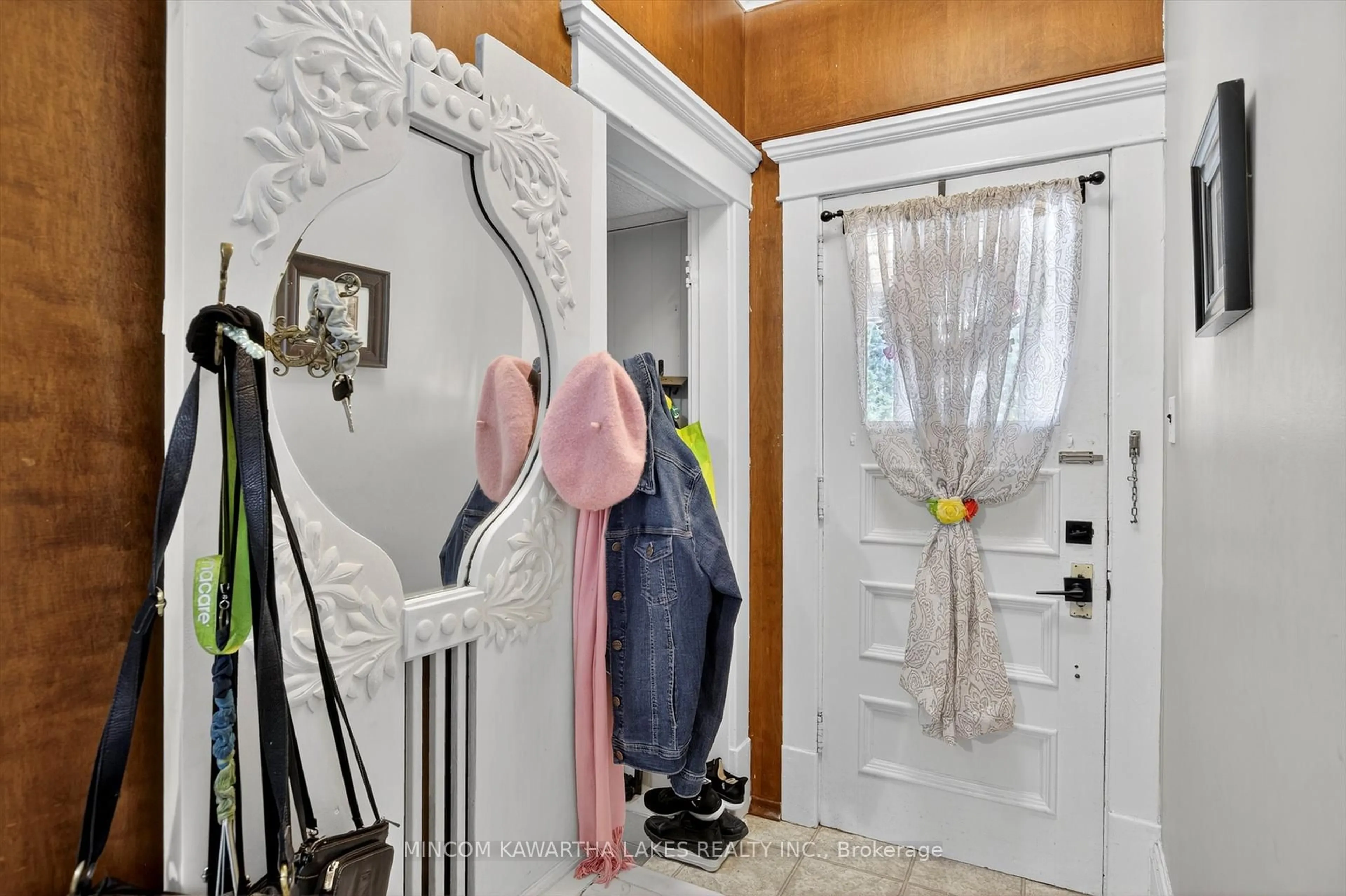 Indoor entryway for 218 Aylmer St, Peterborough Ontario K9J 3K4
