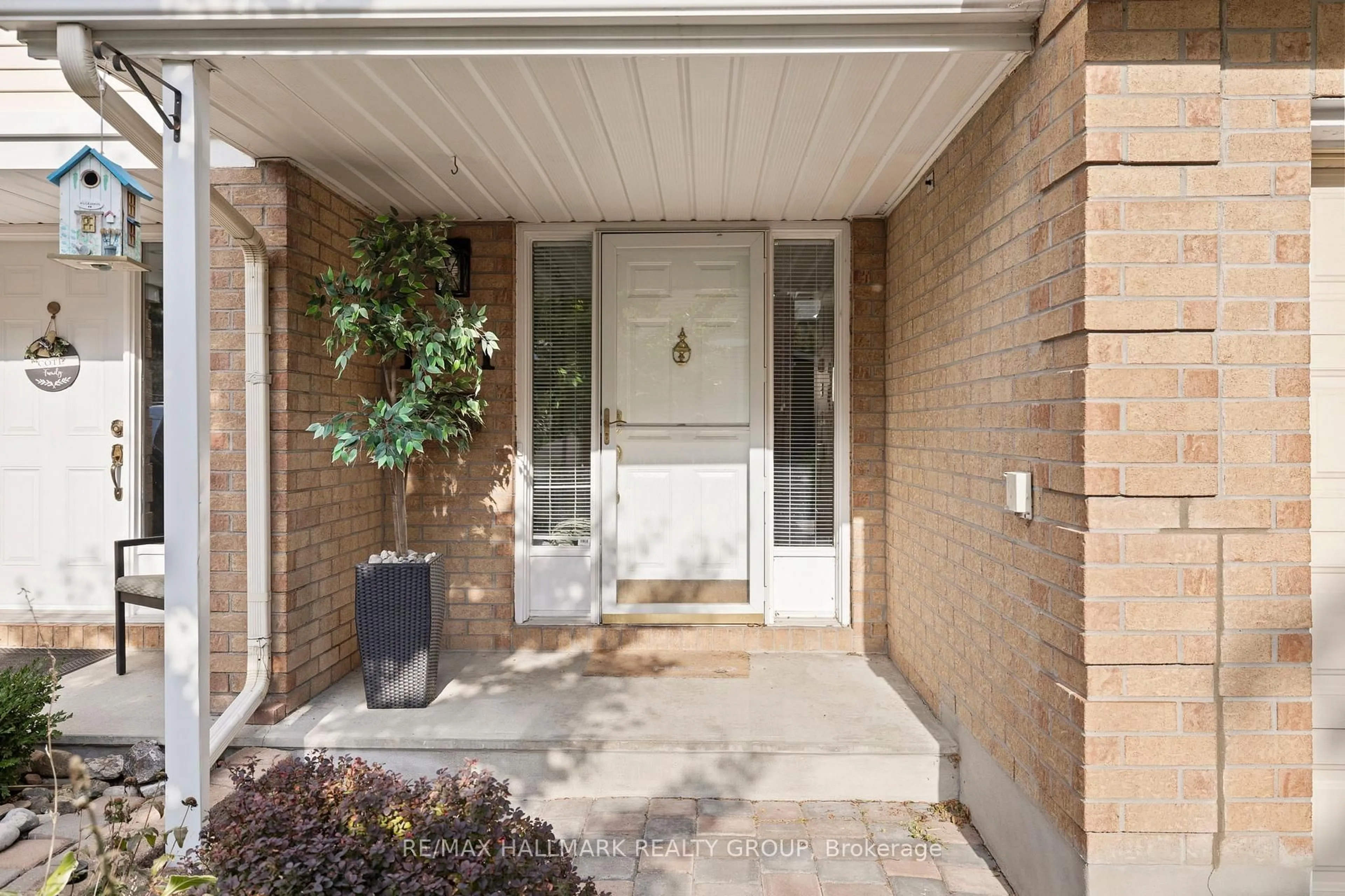 Indoor entryway for 1951 Ashmont St, Ottawa Ontario K1C 7B9