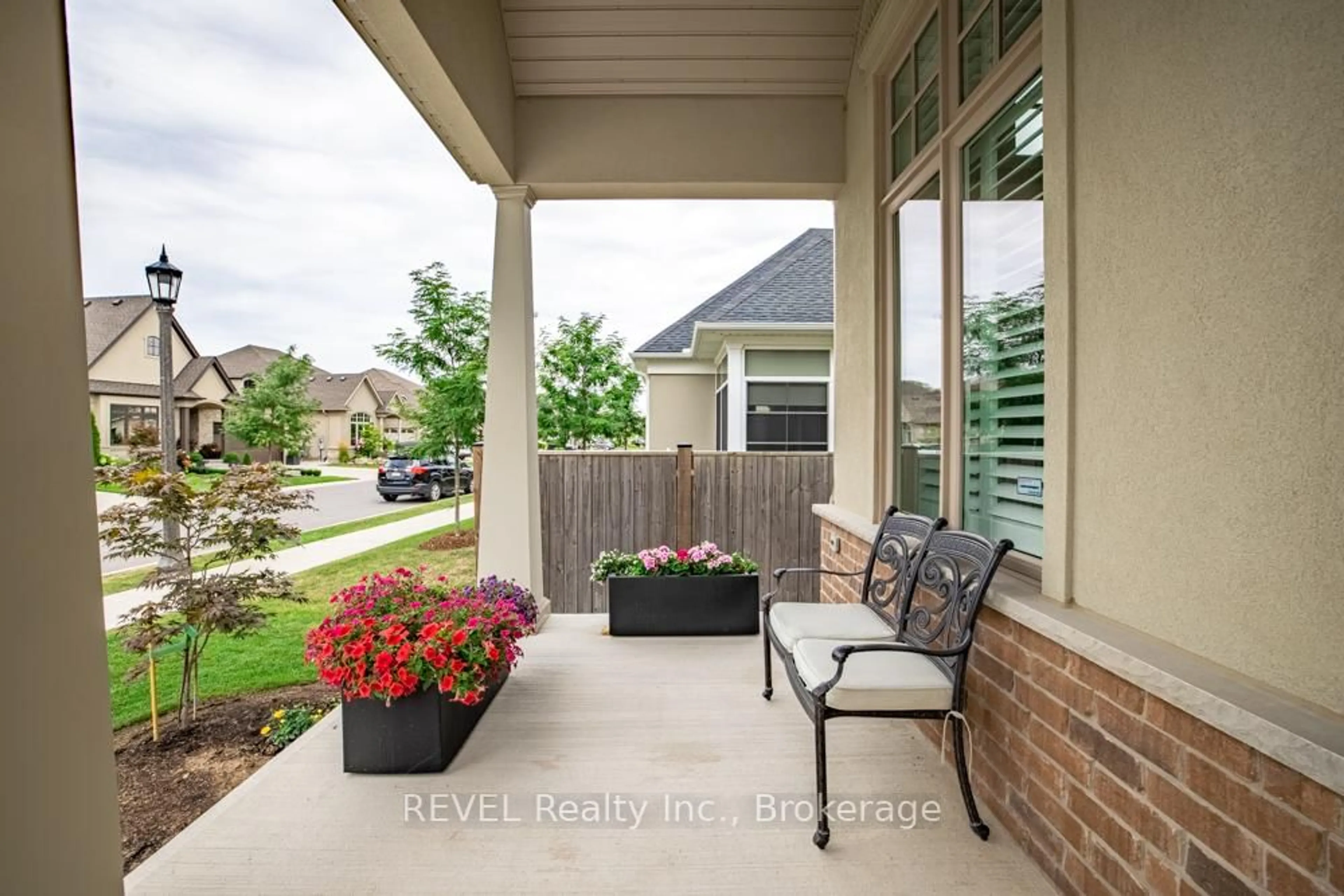 Patio, street for 75 Millpond Rd, Niagara-on-the-Lake Ontario L0S 1J0