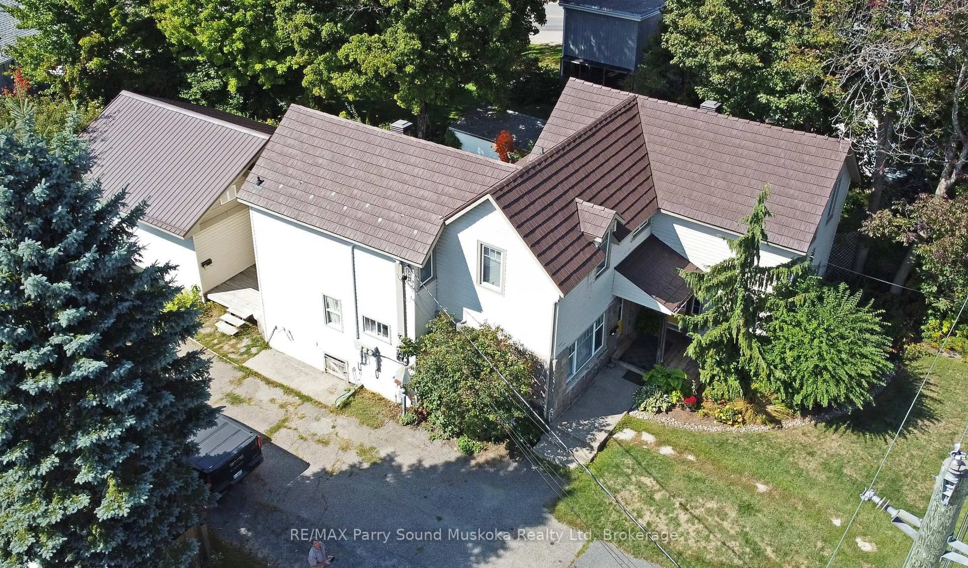 A pic from outside/outdoor area/front of a property/back of a property/a pic from drone, street for 46 Waubeek St, Parry Sound Ontario P2A 1C2