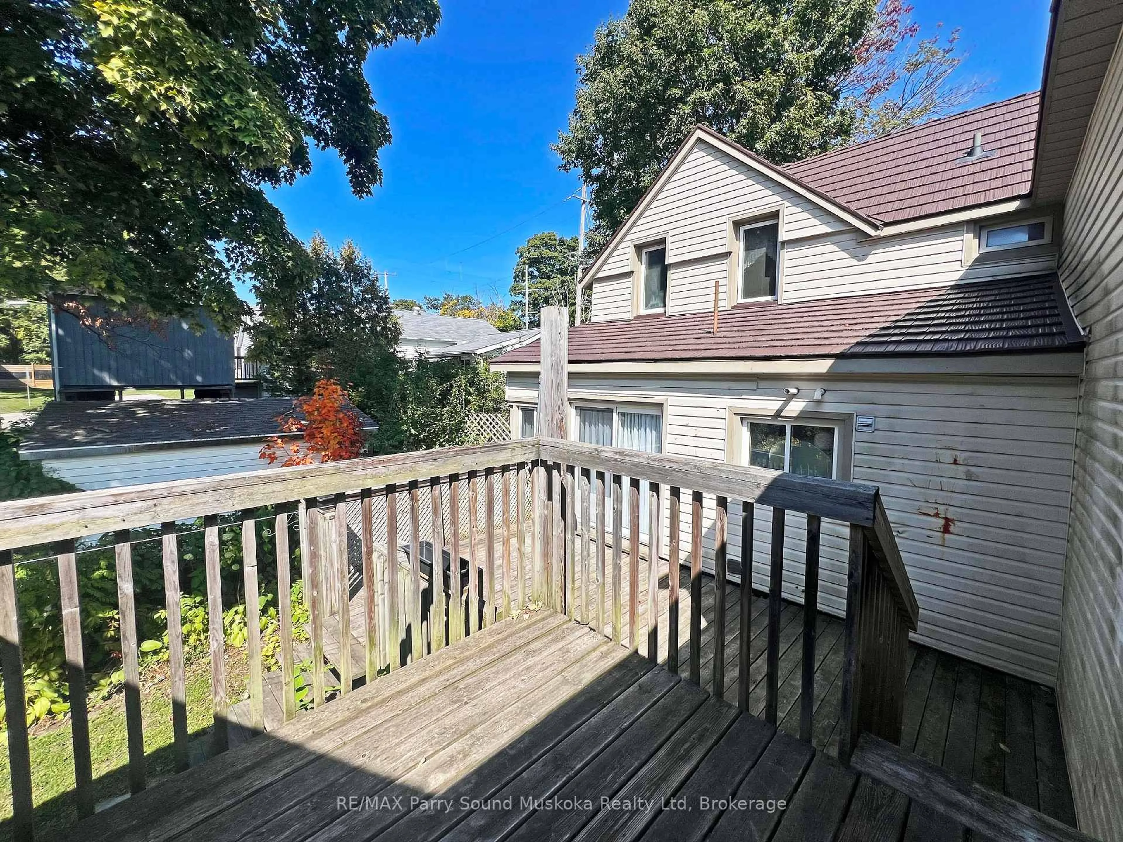 A pic from outside/outdoor area/front of a property/back of a property/a pic from drone, unknown for 46 Waubeek St, Parry Sound Ontario P2A 1C2