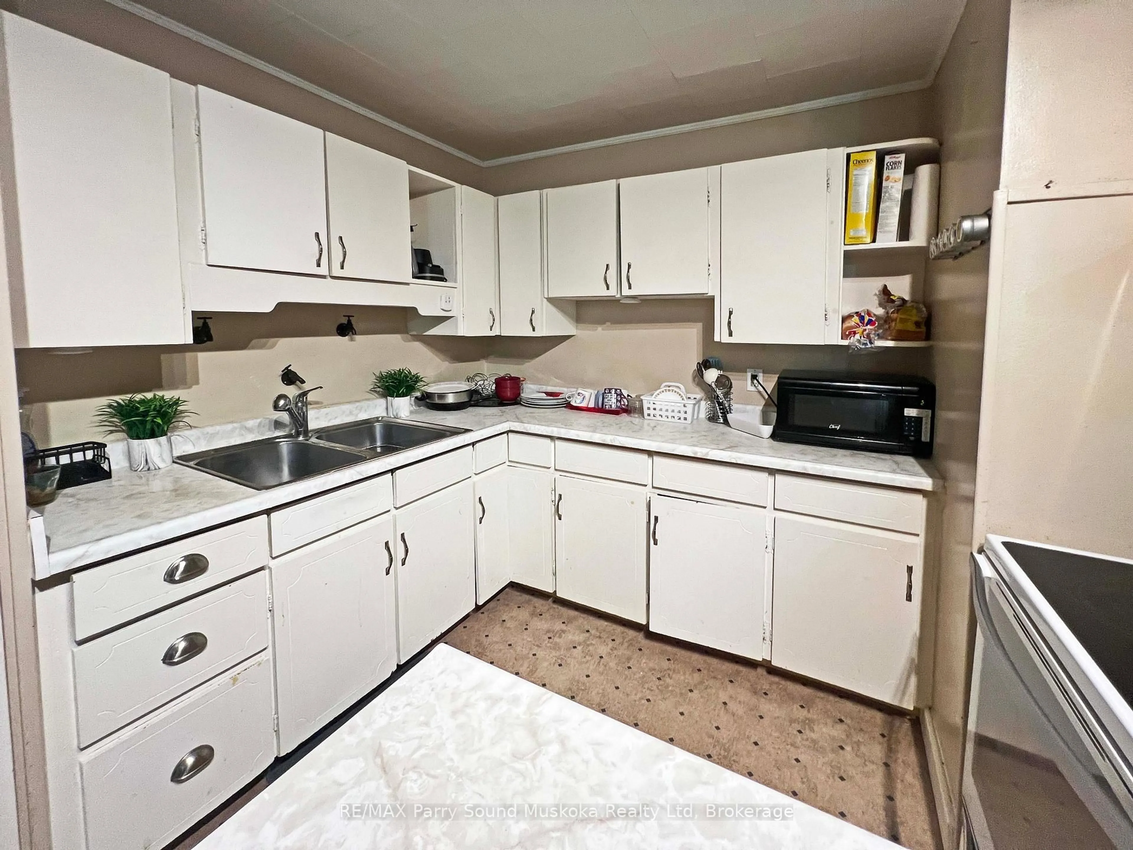 Standard kitchen, unknown for 46 Waubeek St, Parry Sound Ontario P2A 1C2