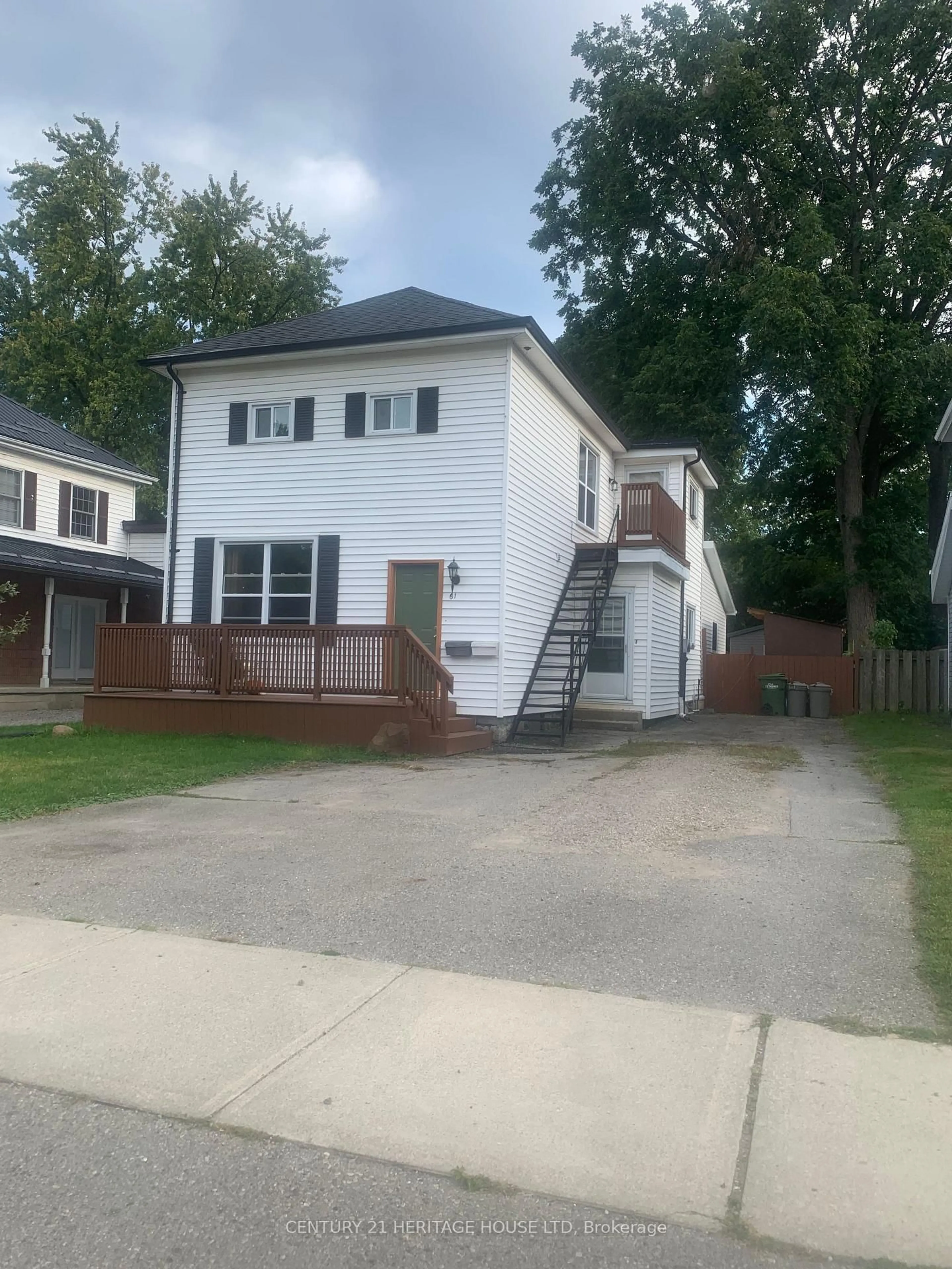 A pic from outside/outdoor area/front of a property/back of a property/a pic from drone, street for 61 REGENT St, St. Thomas Ontario N5R 2A4