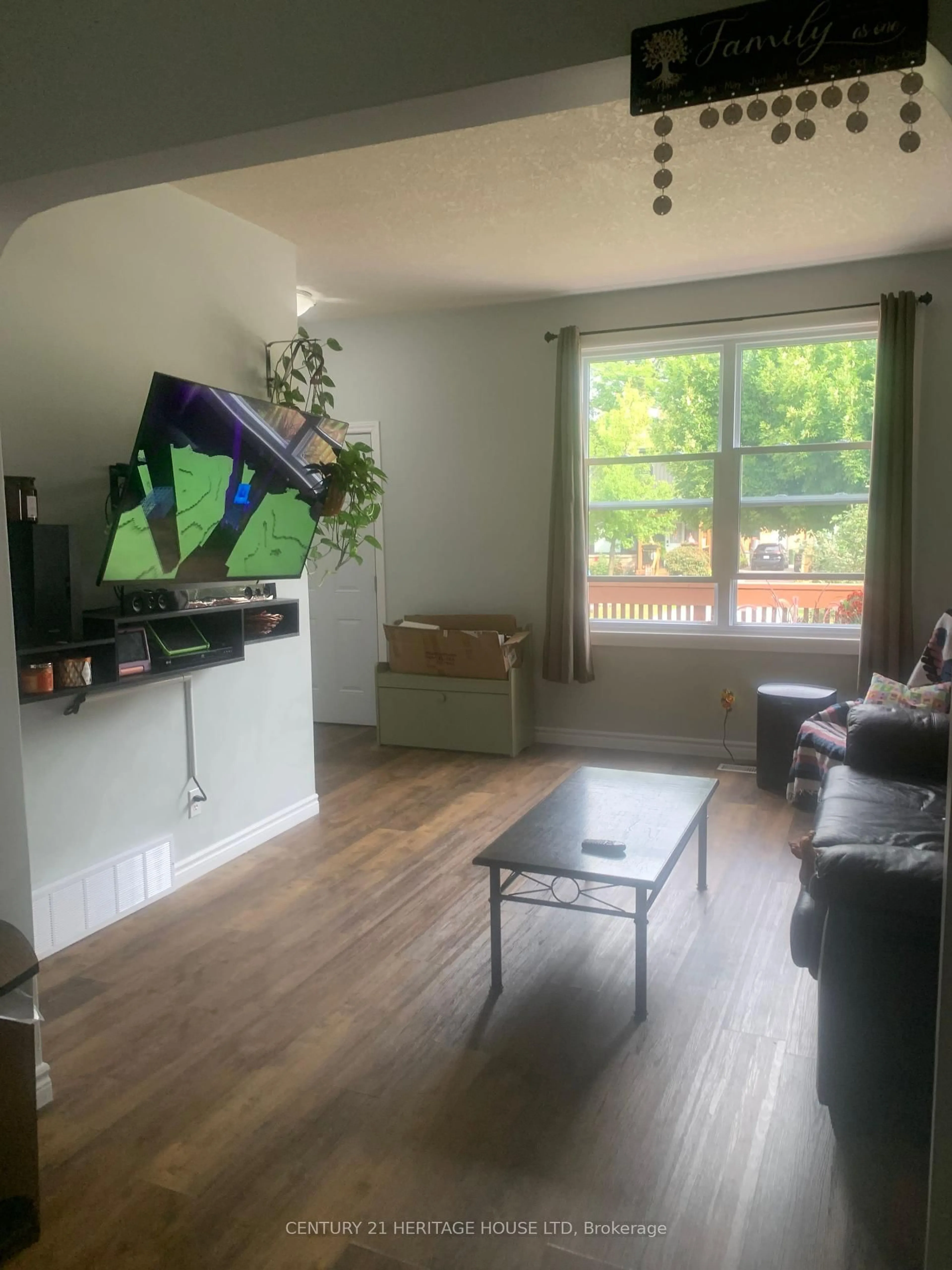 Living room with furniture, unknown for 61 REGENT St, St. Thomas Ontario N5R 2A4