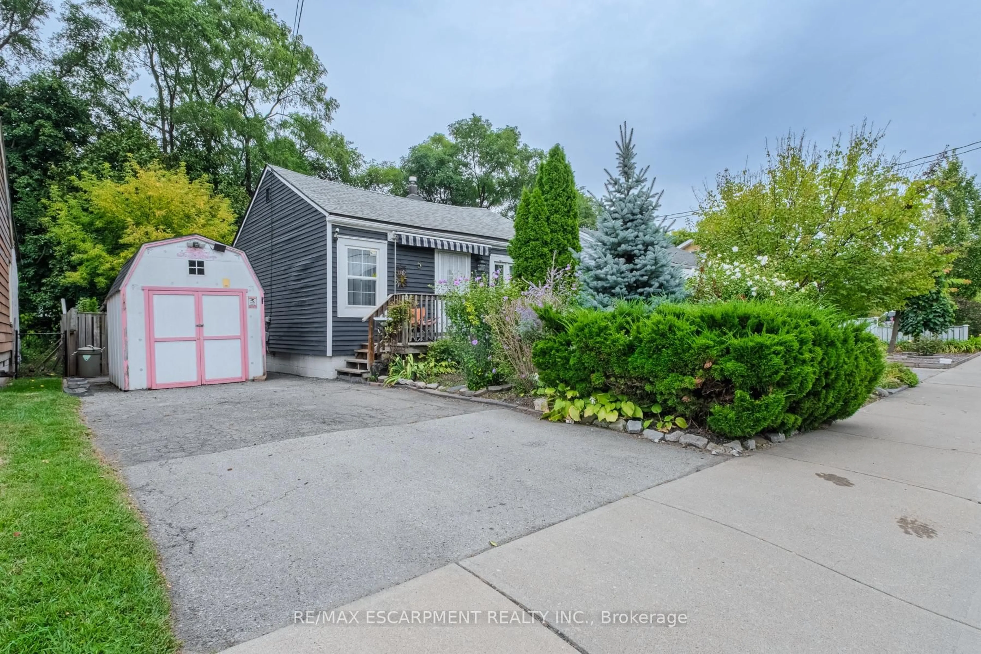 A pic from outside/outdoor area/front of a property/back of a property/a pic from drone, street for 5 Dalhousie Ave, Hamilton Ontario L8L 3J4