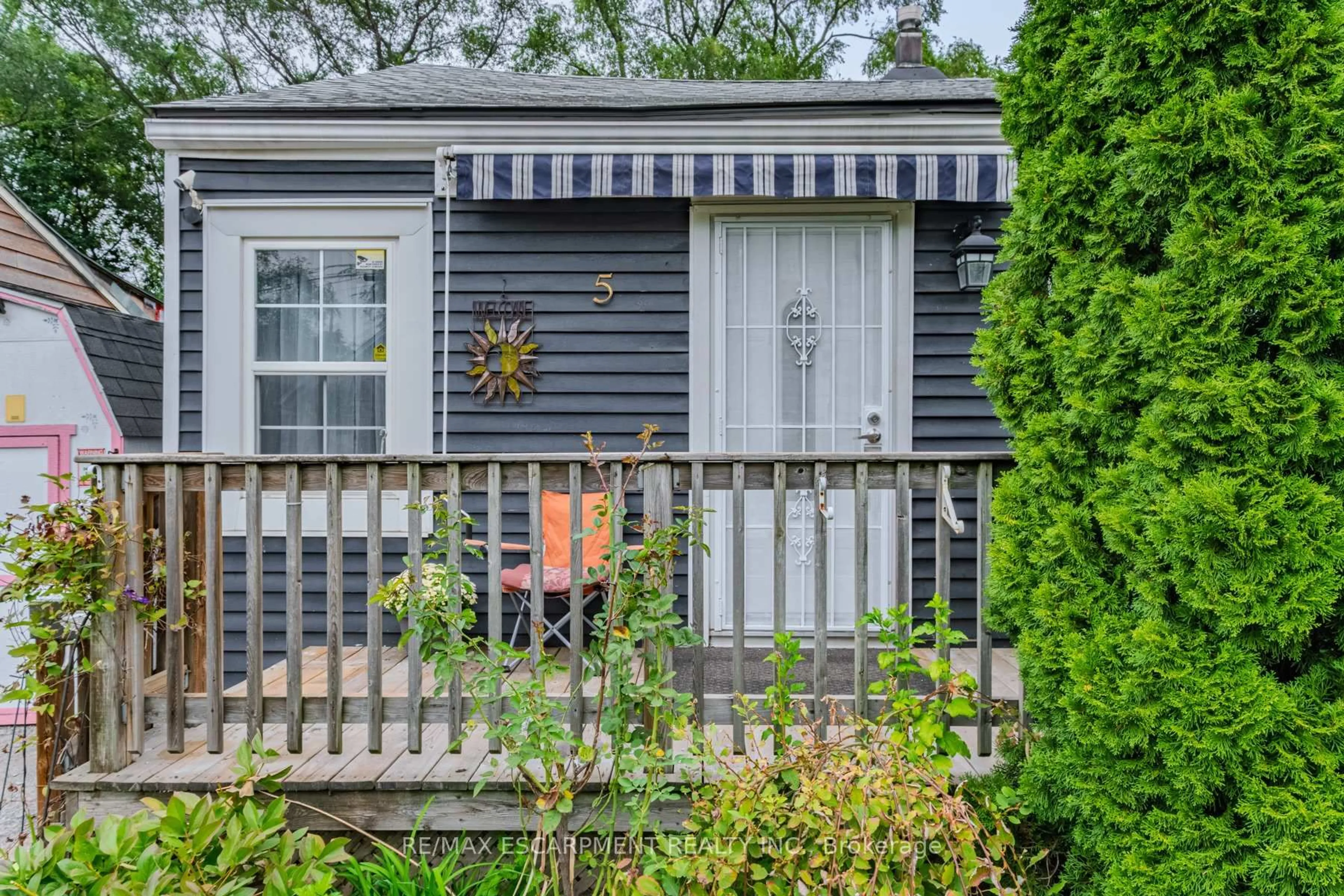 Home with vinyl exterior material, street for 5 Dalhousie Ave, Hamilton Ontario L8L 3J4