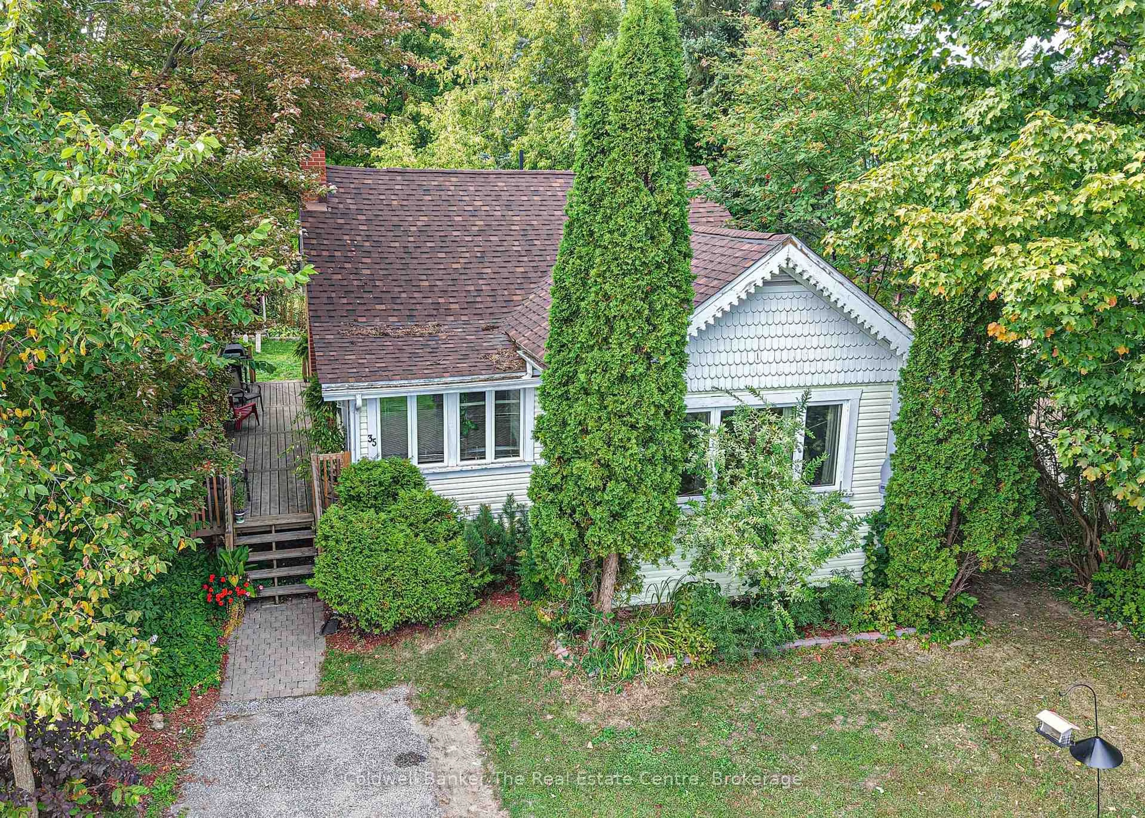 A pic from outside/outdoor area/front of a property/back of a property/a pic from drone, street for 35 Mcdonald St, Bracebridge Ontario P1L 2C2